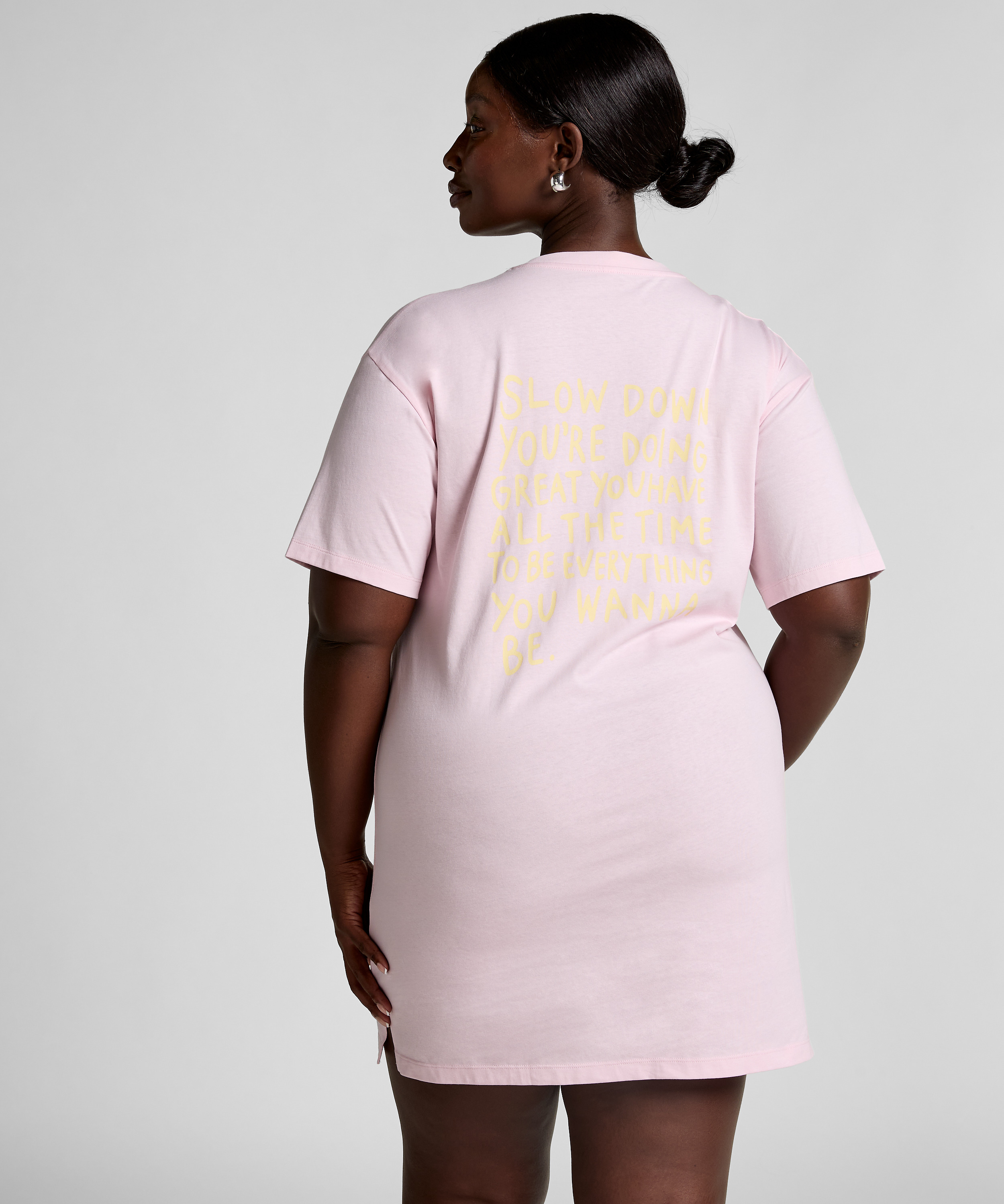 Chemise de nuit, Rose, main