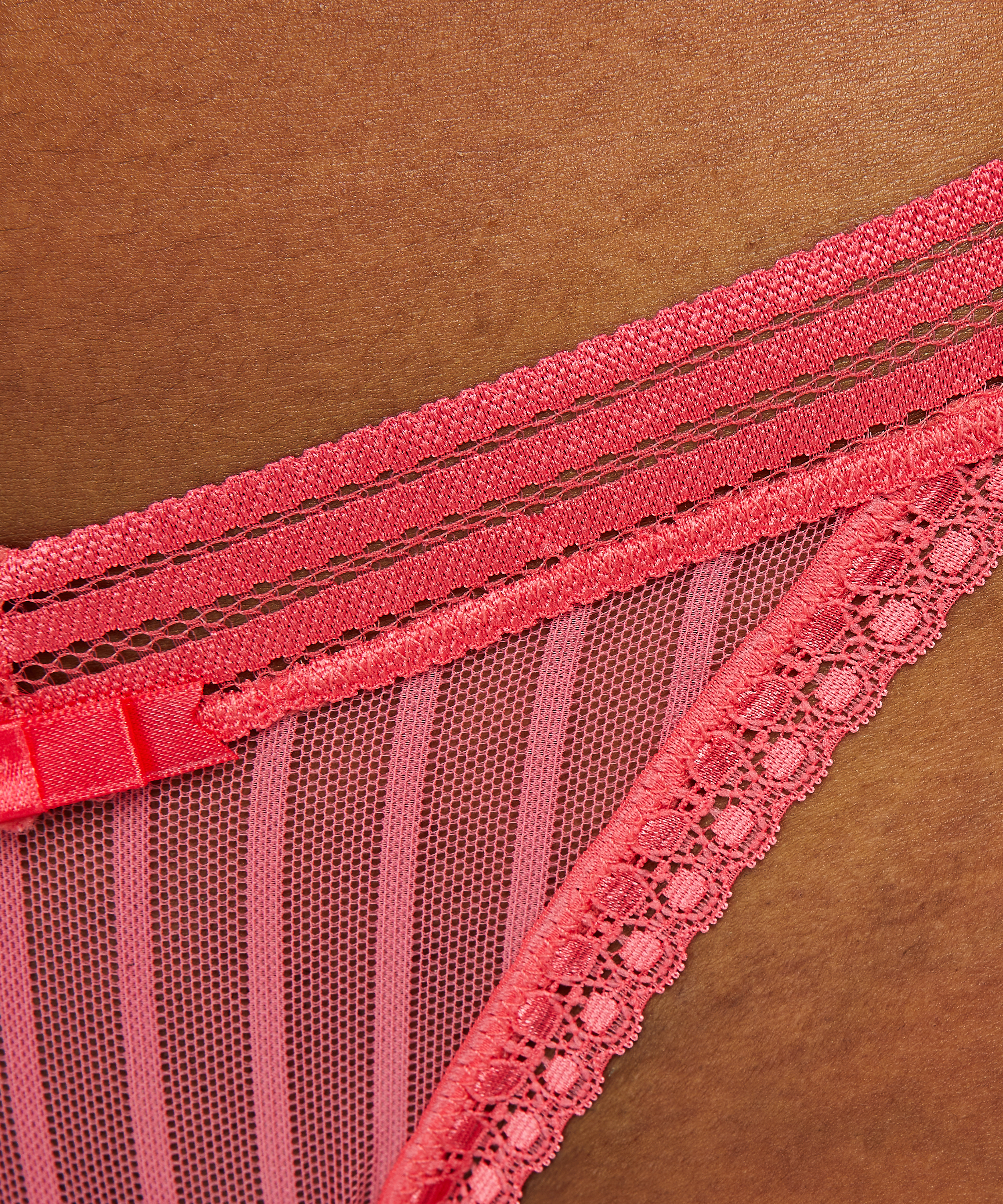 String taille basse Kira, Rouge, main