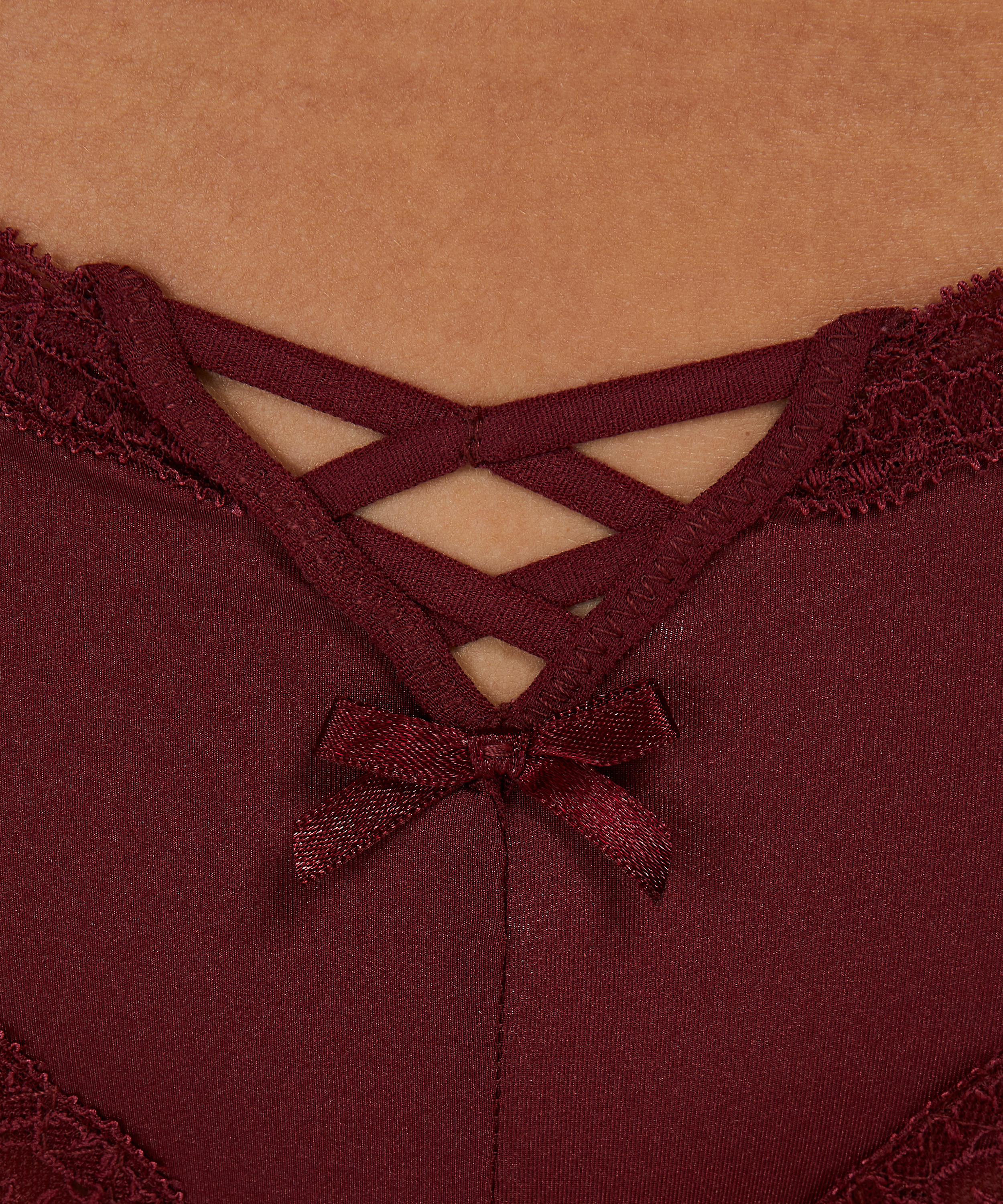 Slip brésilien en forme de V Vixen, Rouge, main