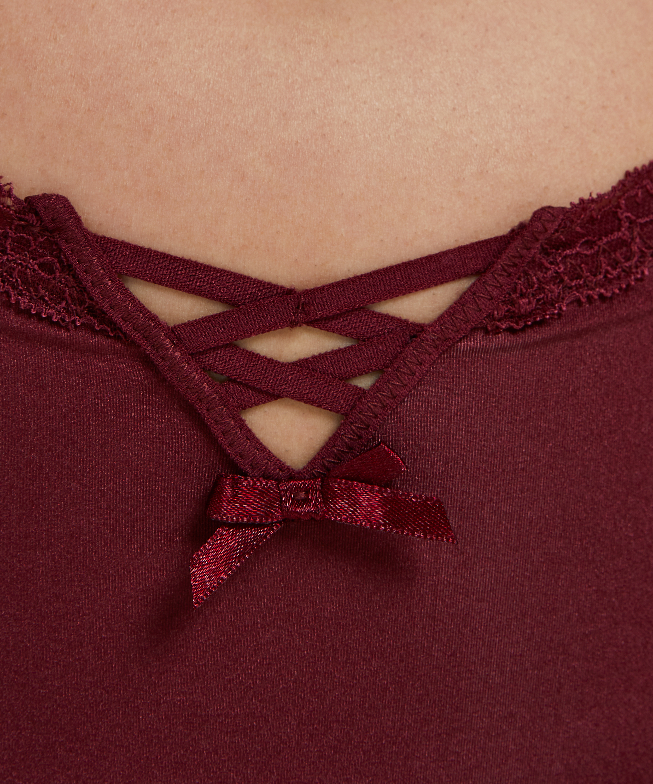 Slip brésilien en forme de V Vixen Curvy, Rouge, main