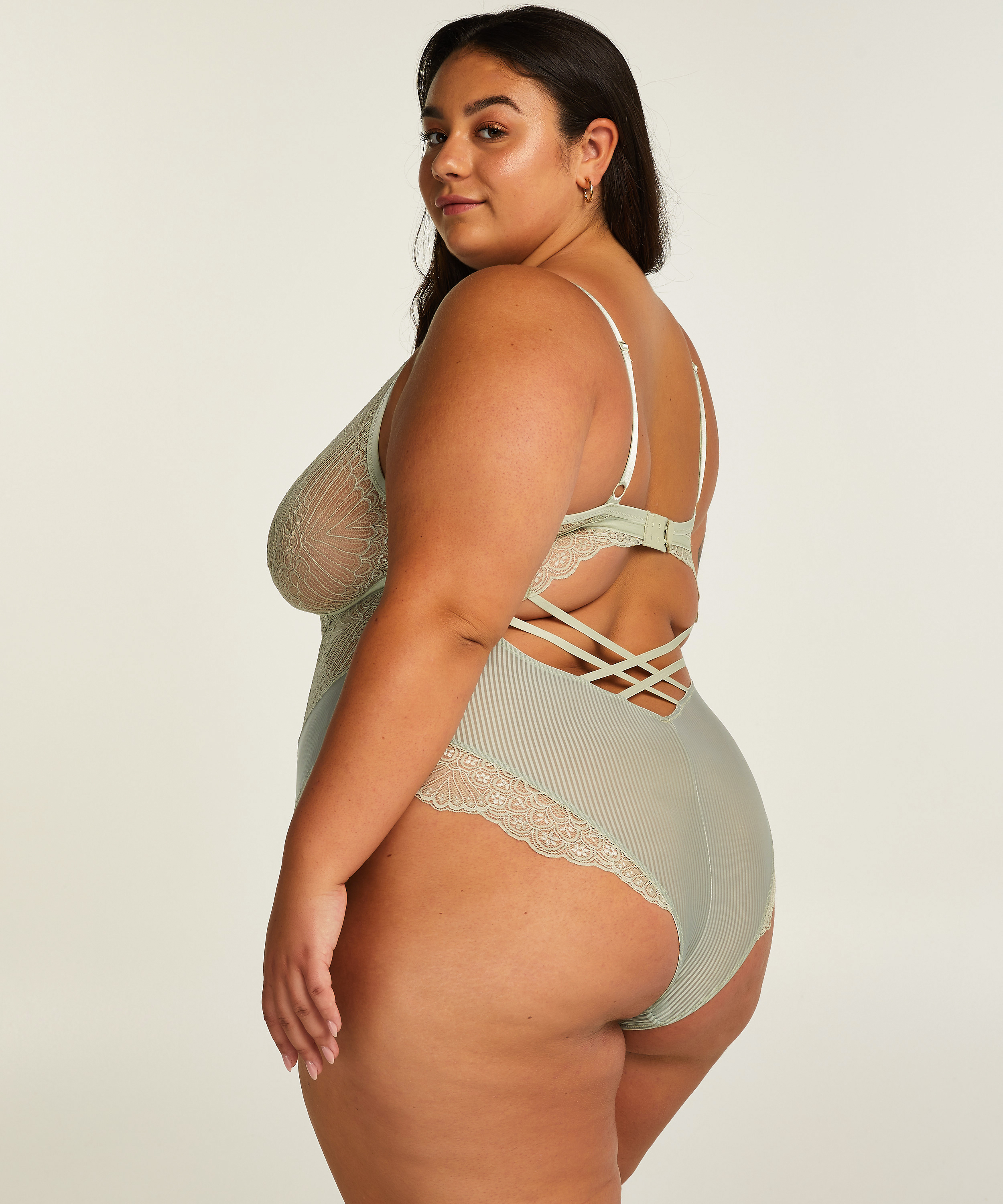 Body Naomi, Vert, main