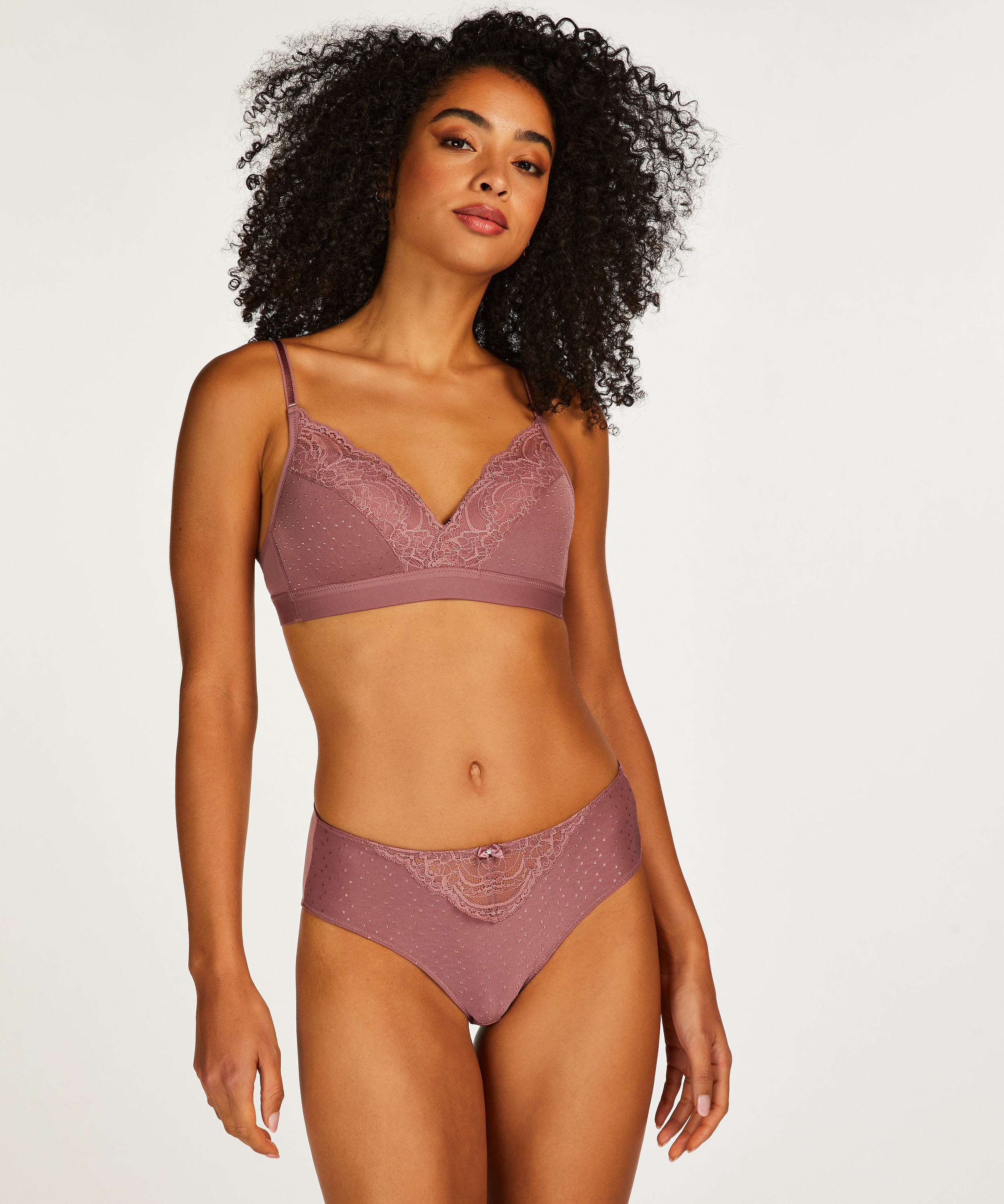 Soutien-gorge pr&eacute;form&eacute; sans armatures Sophie, Violet, main