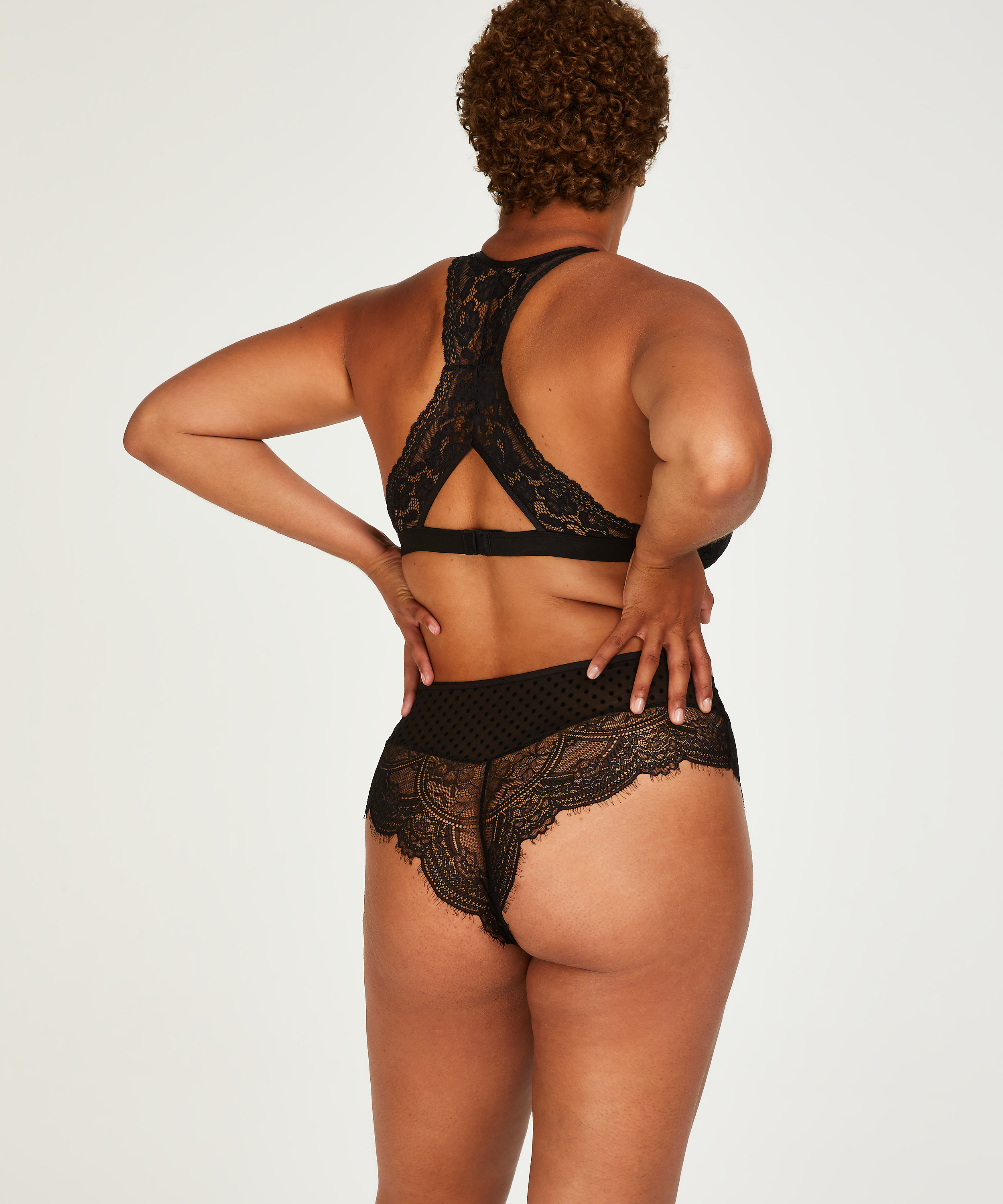 Slip brésilien Aylin Curvy, Noir, main