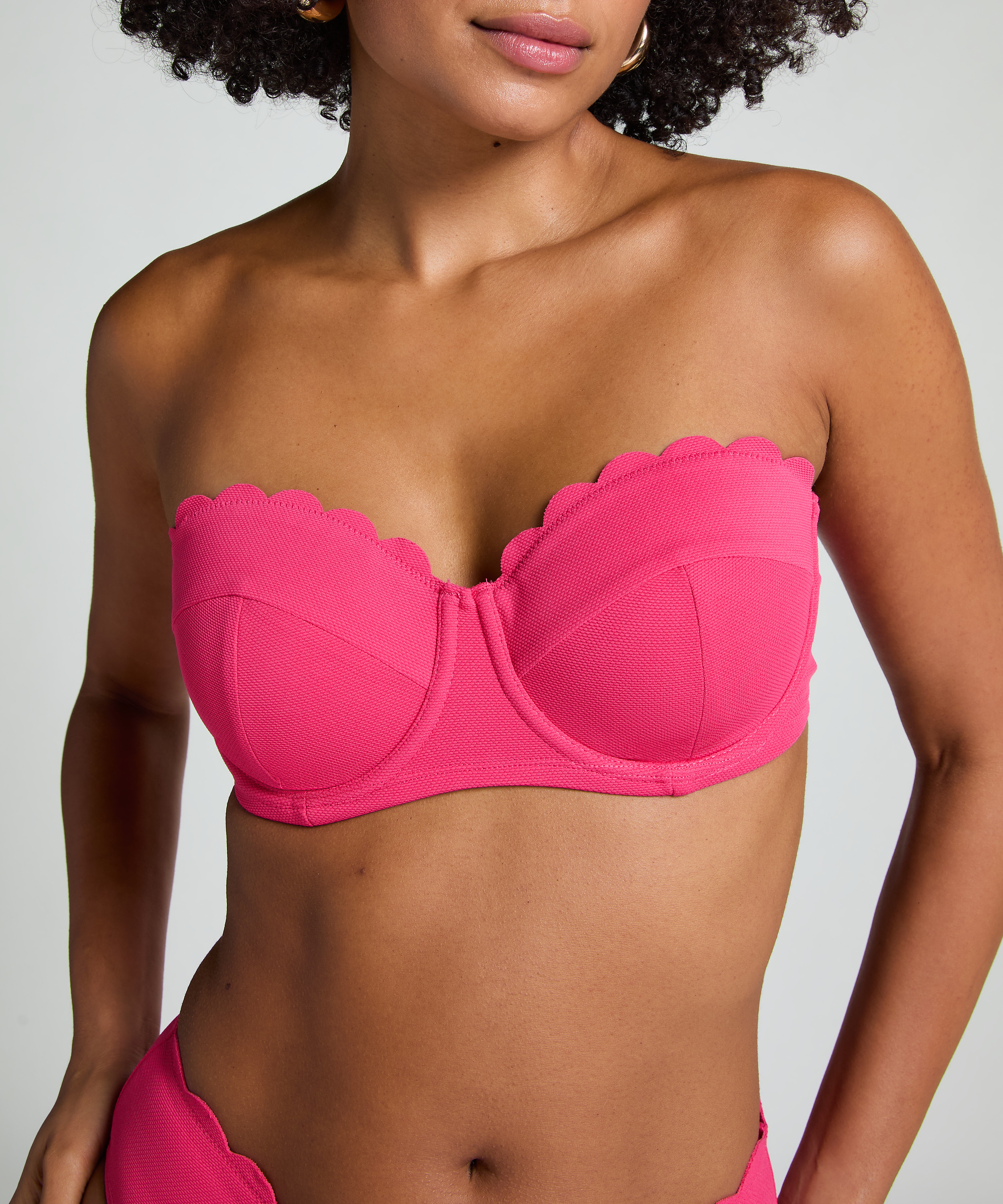 Haut de bikini sans bretelles préformé à armatures Scallop Taille E +, Rose, main
