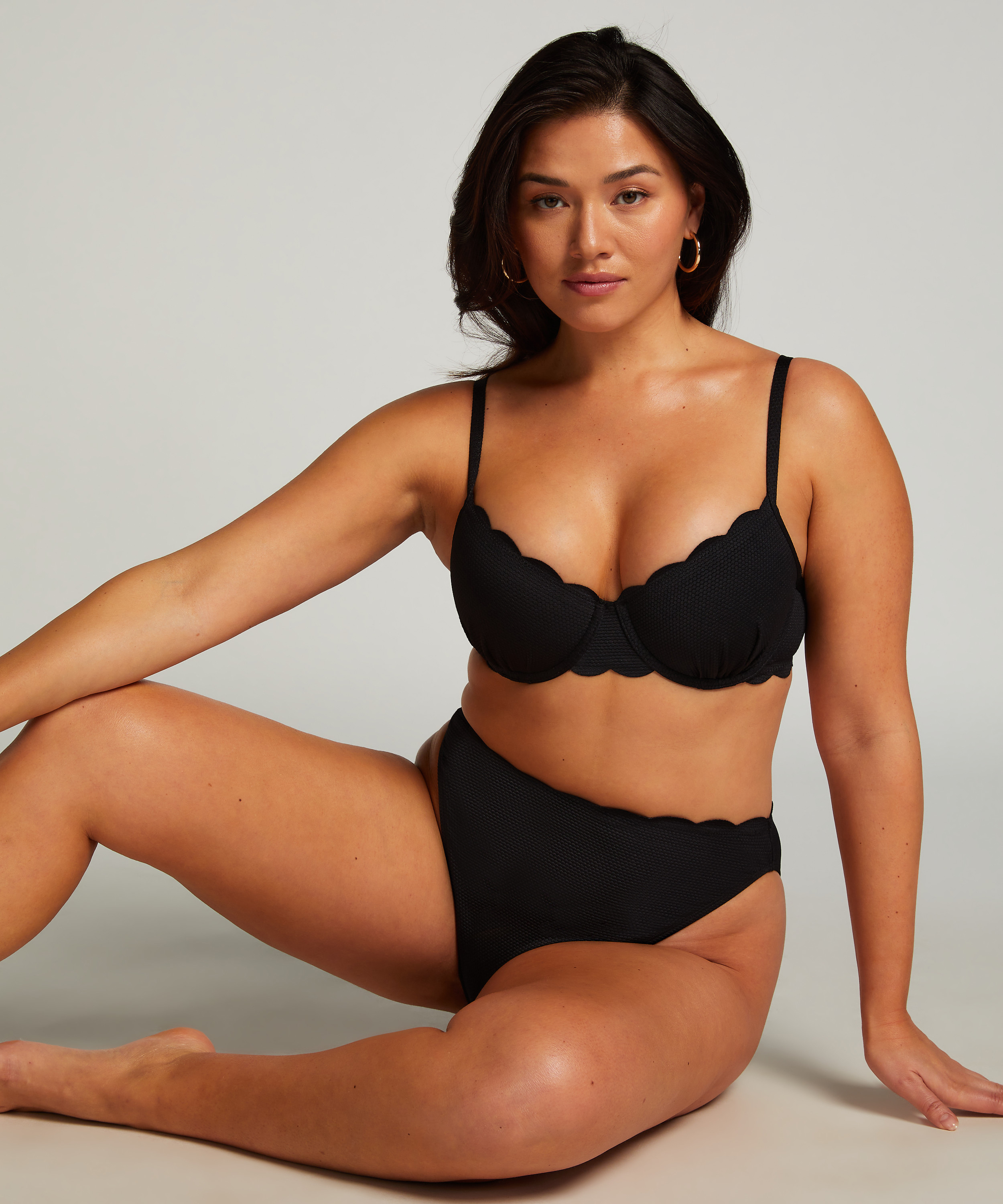 Haut de bikini préformé à armatures Scallop, Noir, main