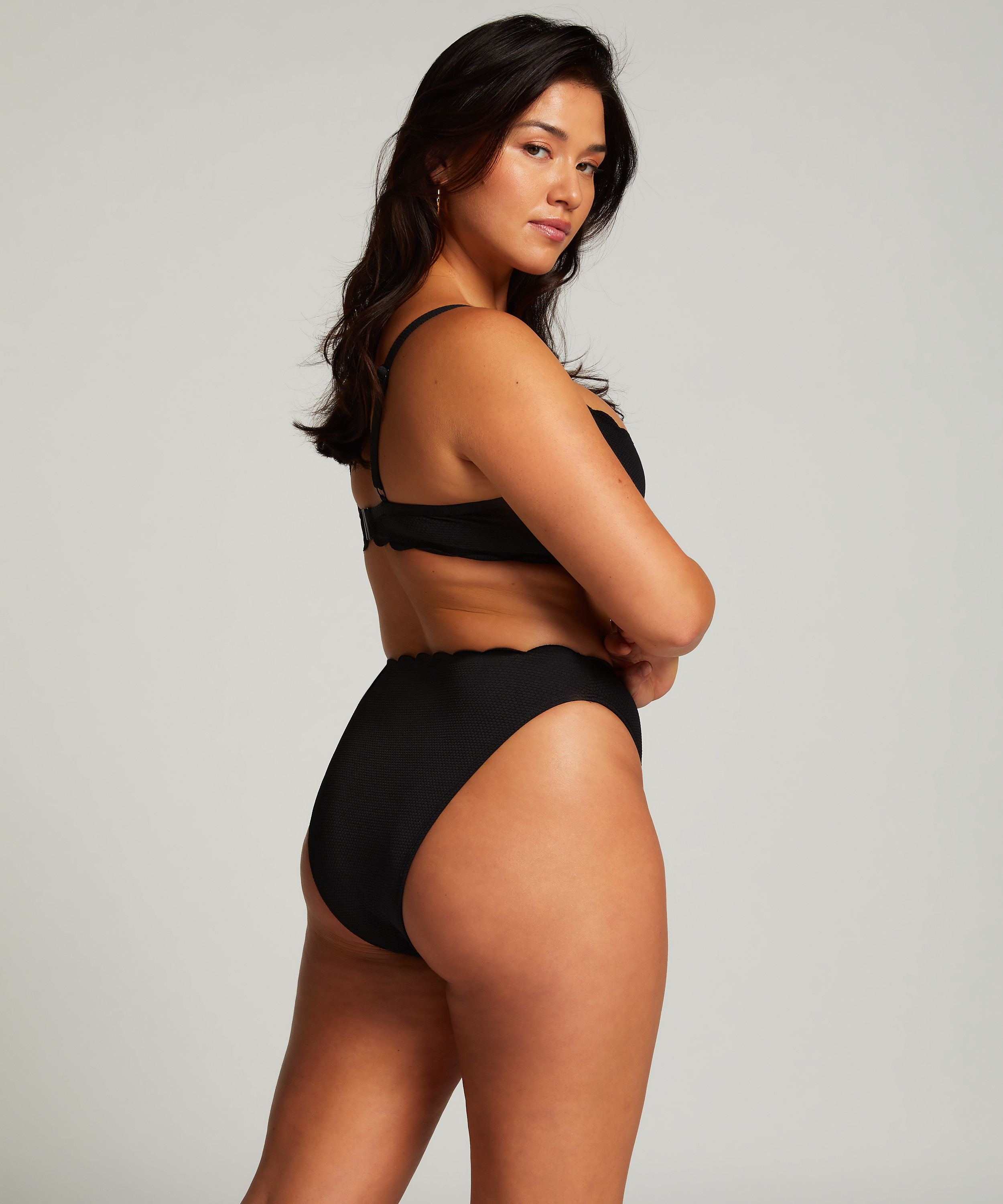 Haut de bikini préformé à armatures Scallop, Noir, main