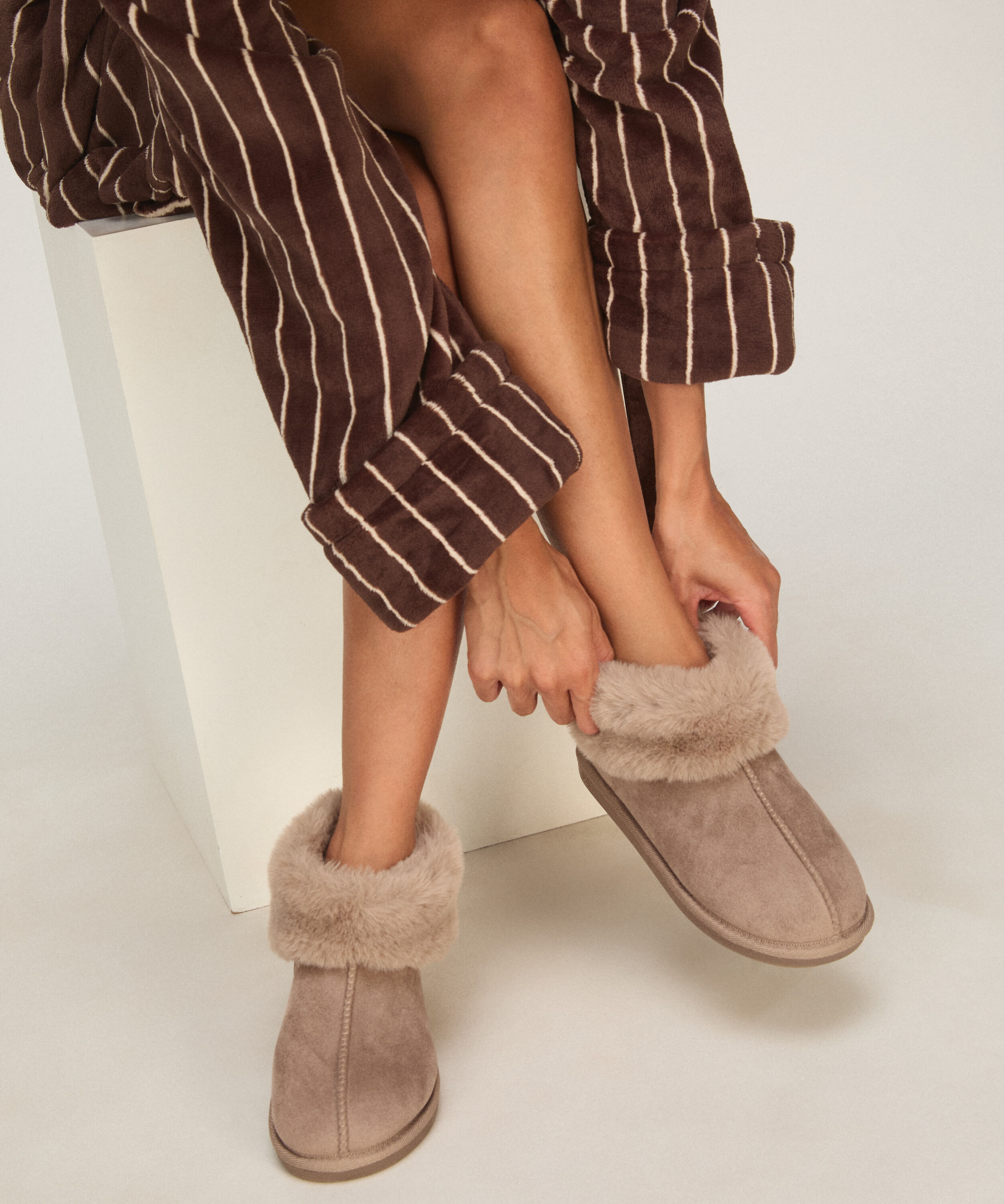 Chaussons Boot Faux Suede, Gris