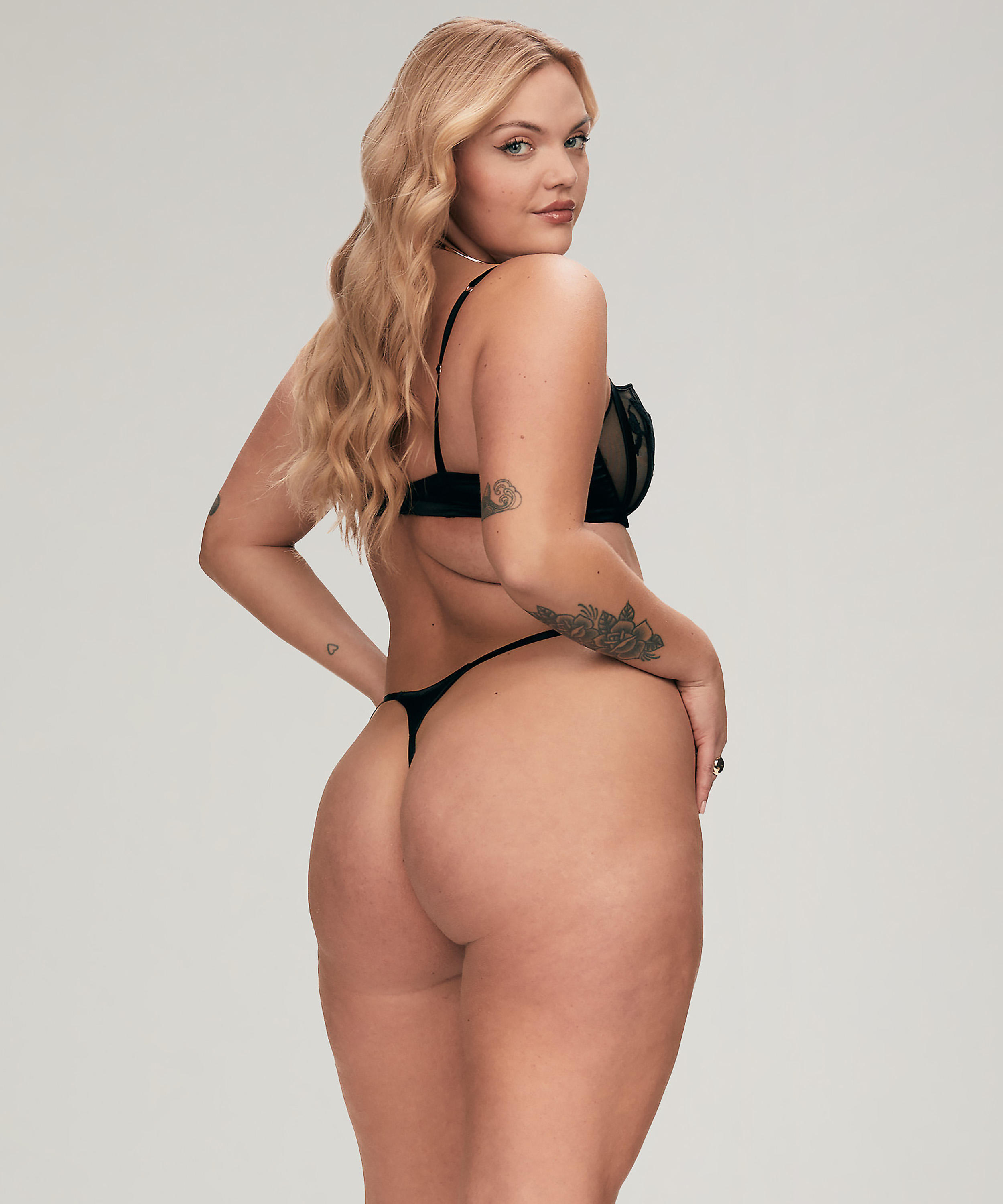 String Ember, Noir, main