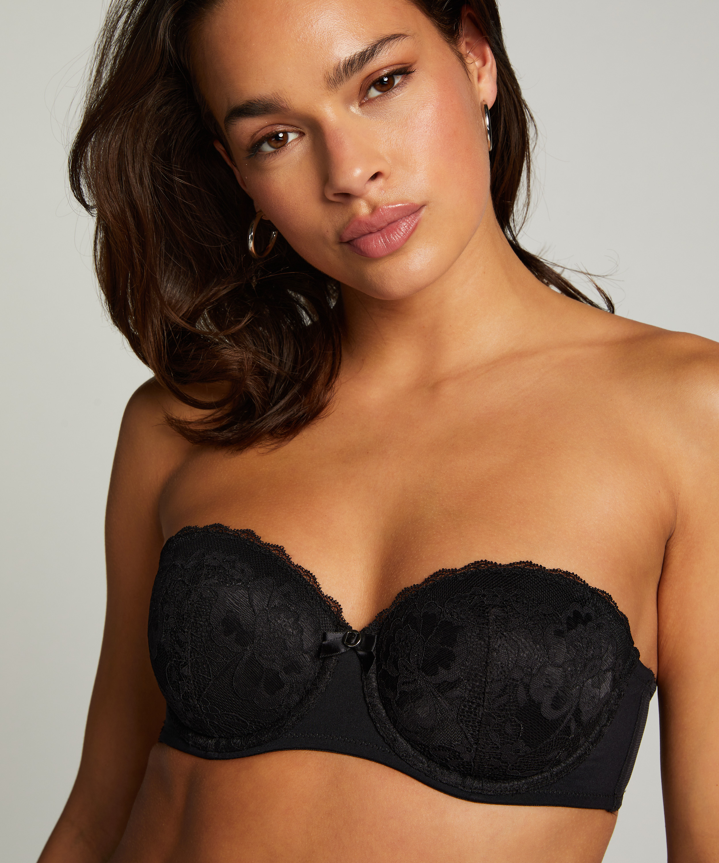 Soutien-gorge à armatures préformé sans bretelles Maya, Noir, main