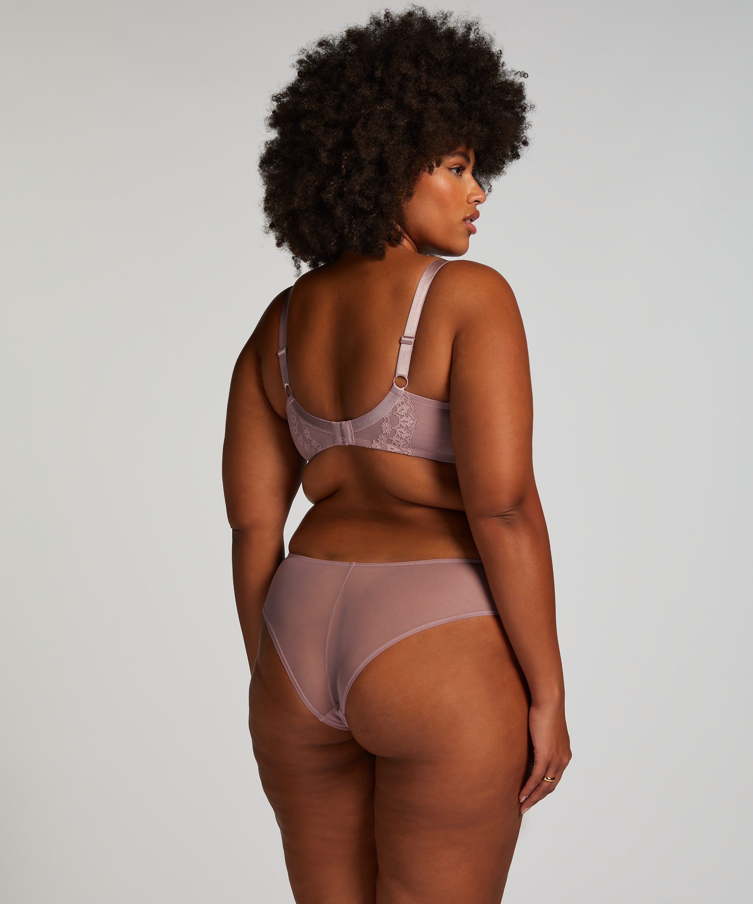 Slip brésilien Daisy, Violet, main