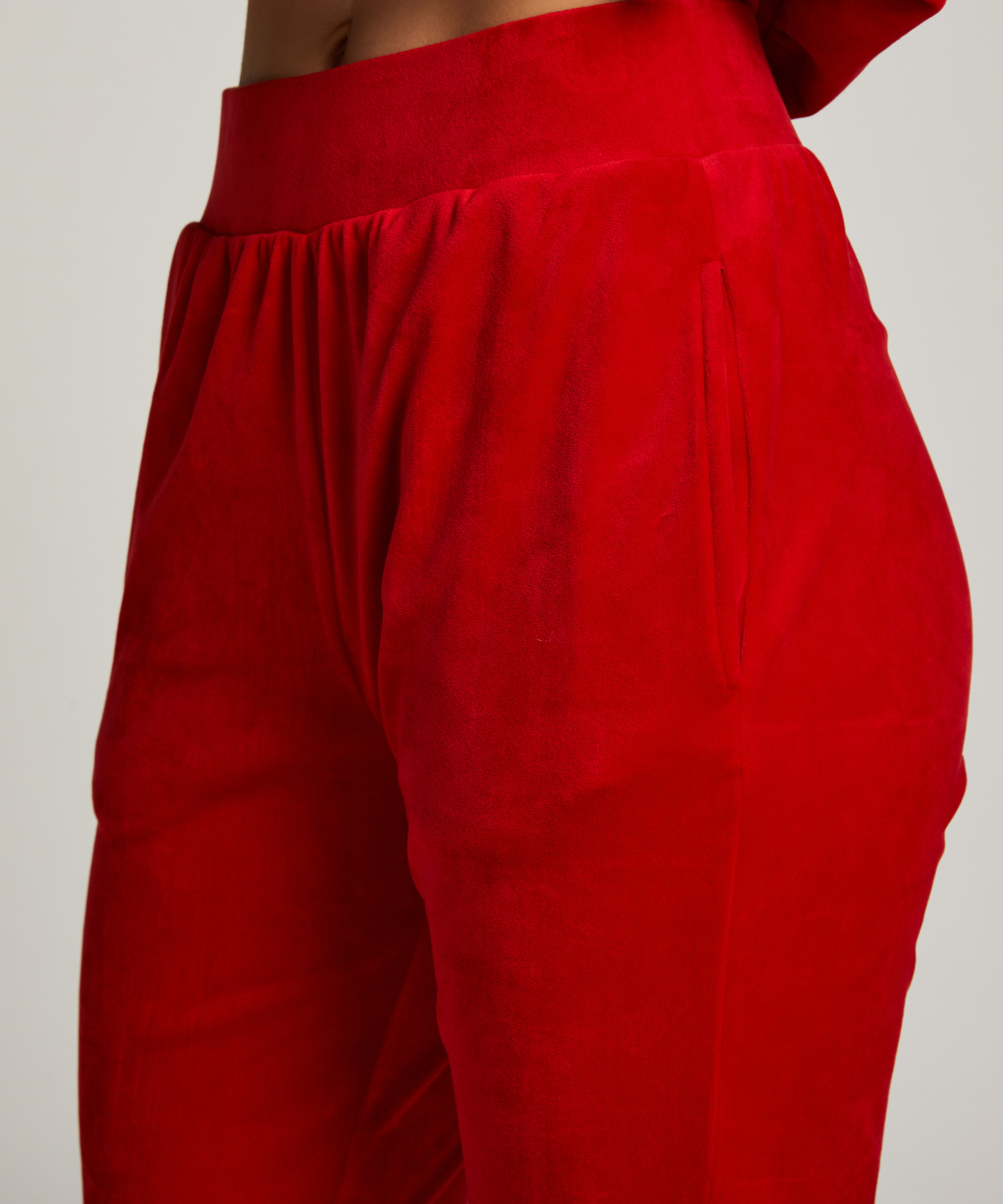 DO NOT SELL, Rouge, main