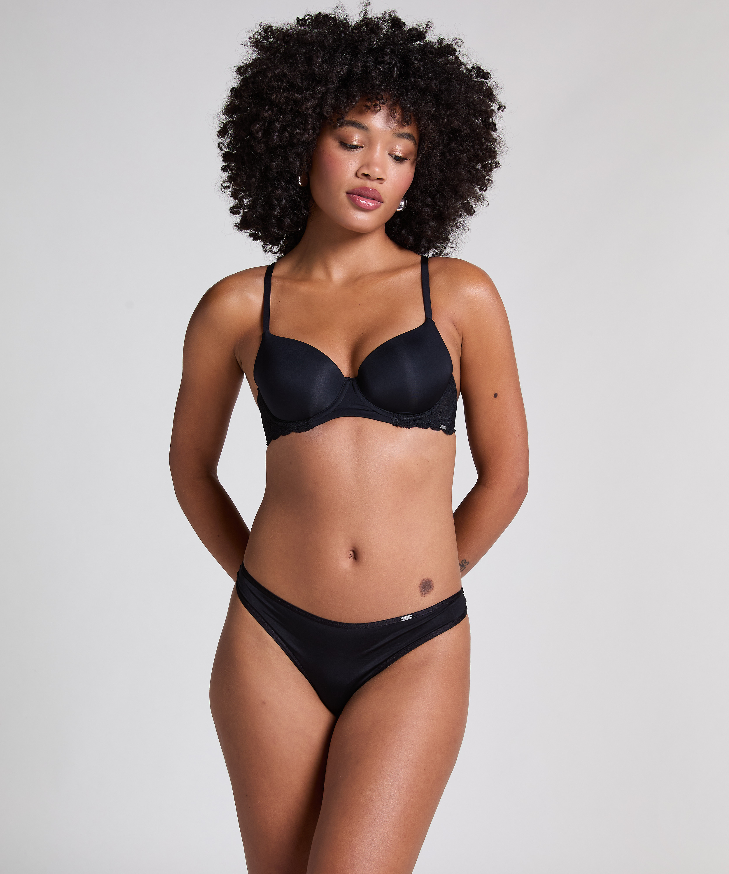 Soutien-gorge à armatures préformé Angie, Noir, main