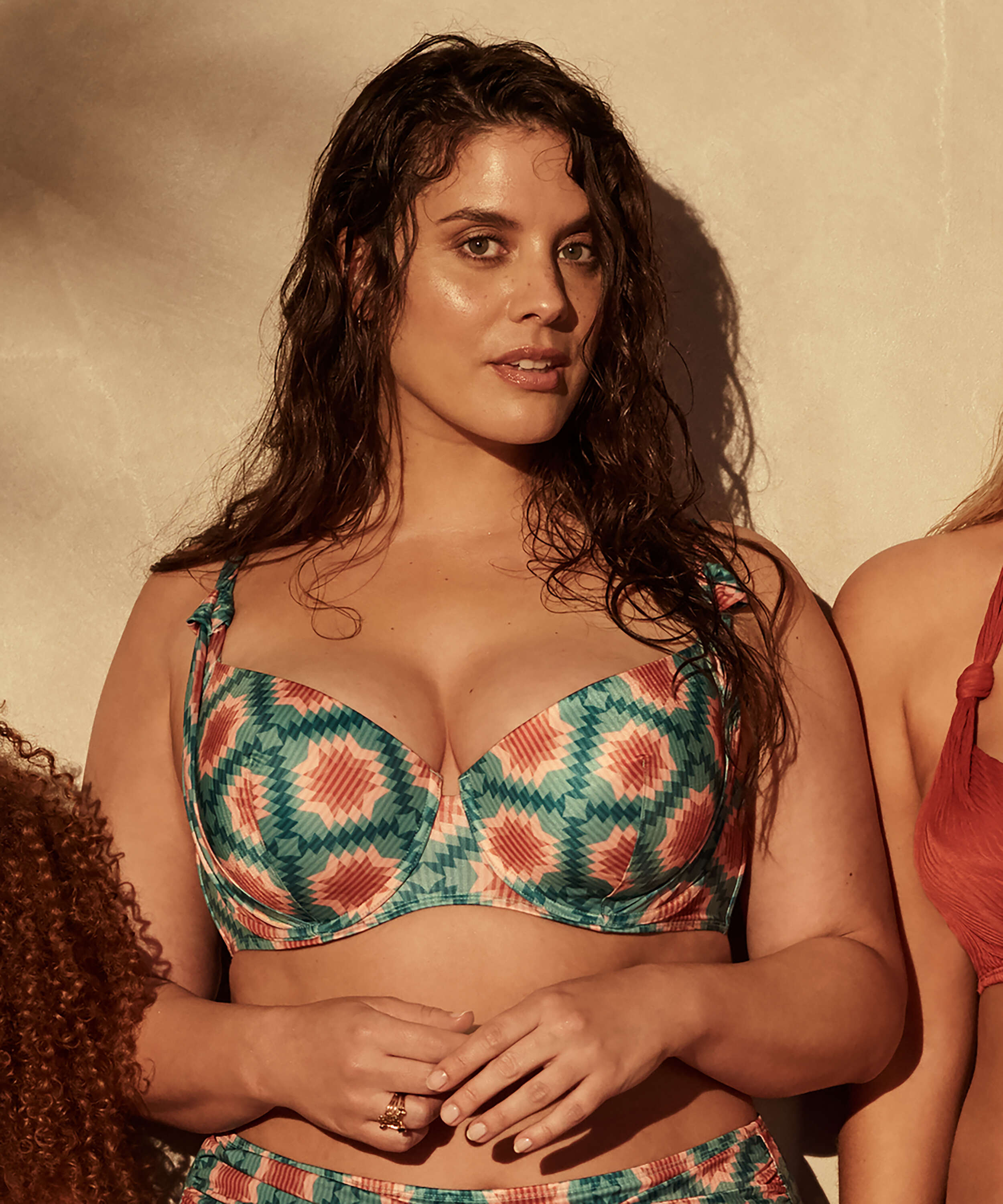 Haut de bikini rembourr&eacute; &agrave; armatures Paramaribo I AM Danielle, Blanc, main