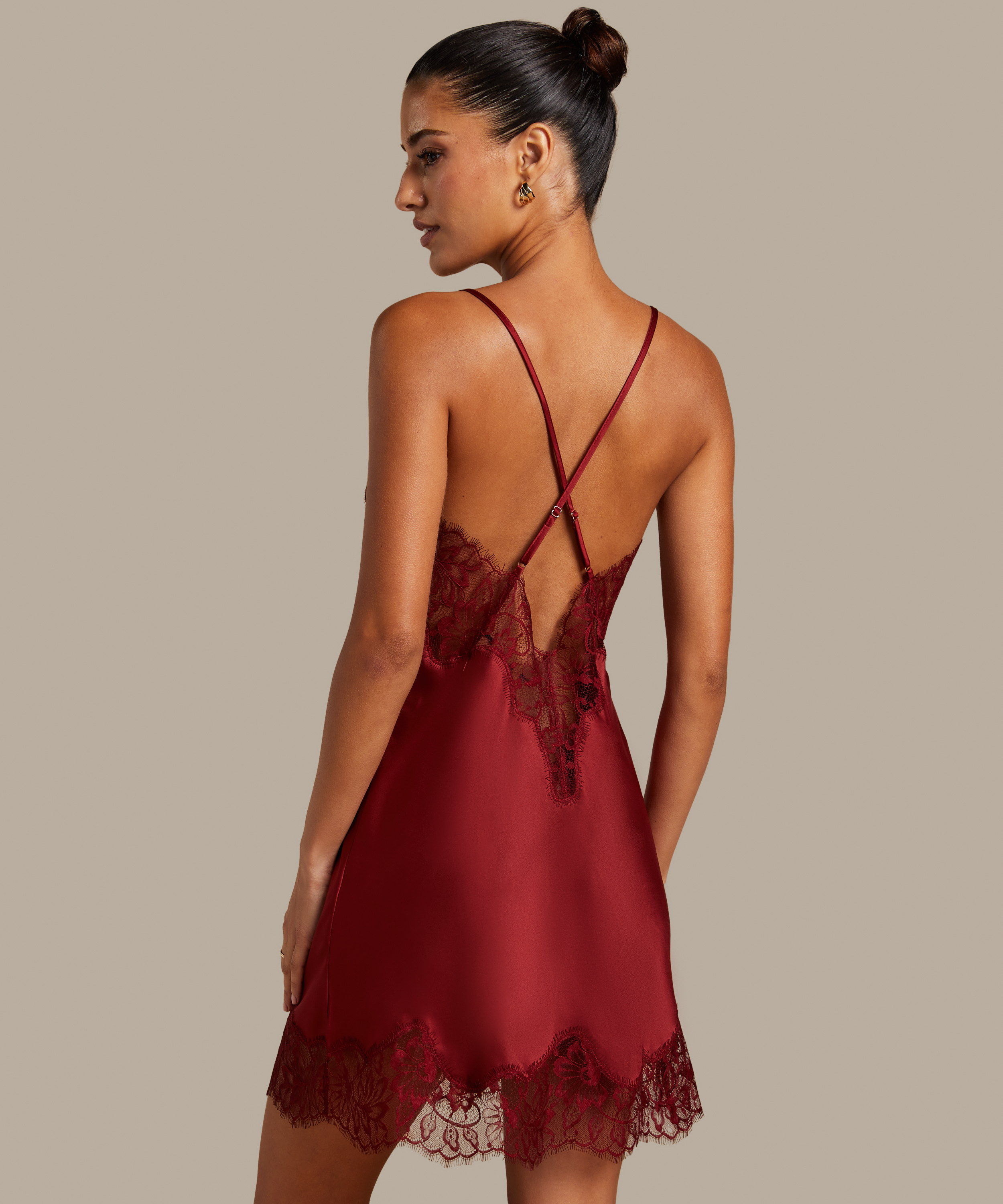 Déshabillé Valerie, Rouge, main