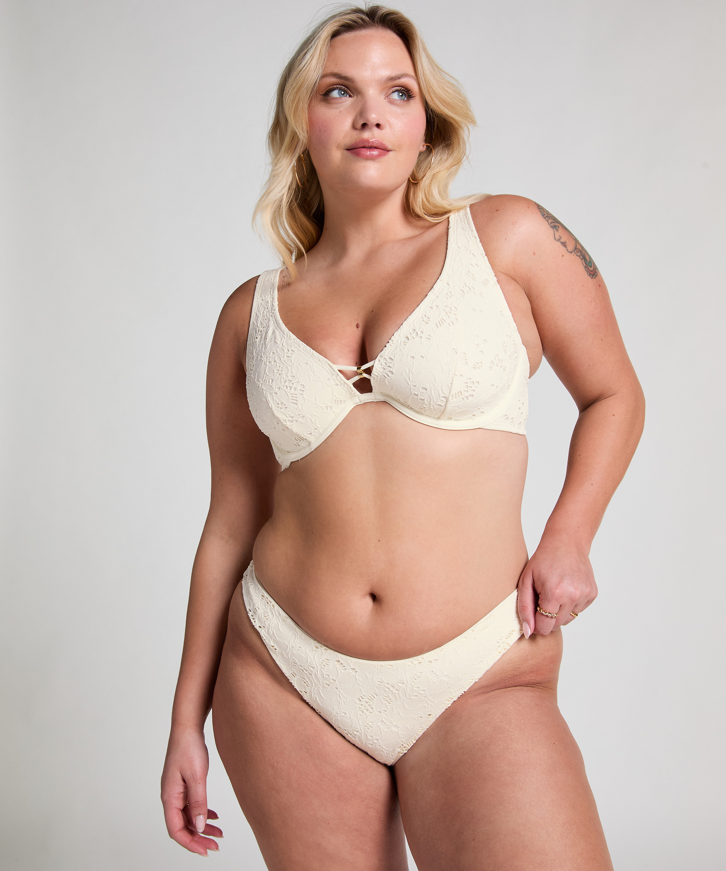 Bas de bikini échancré en crochet, Blanc, main