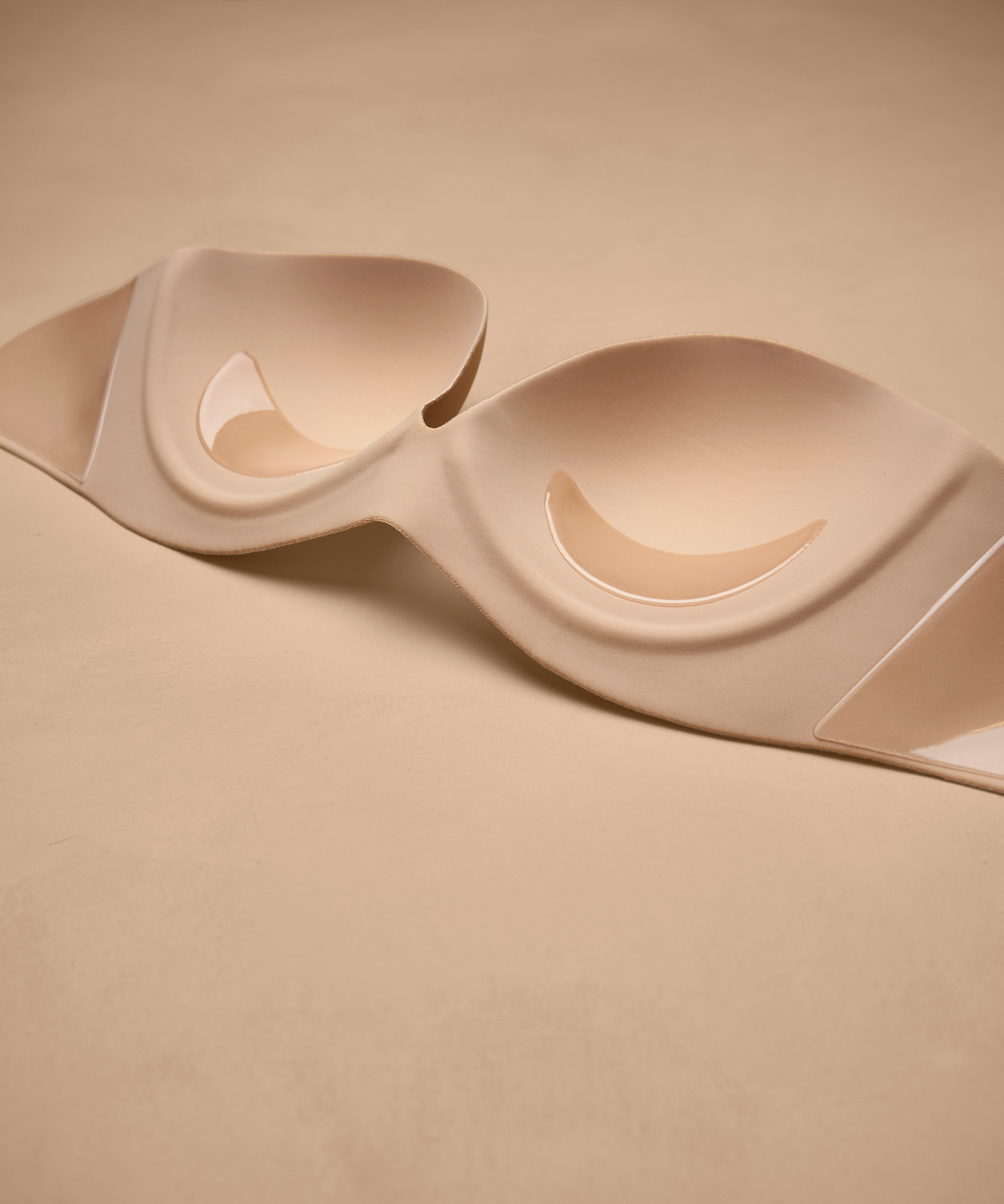 Soutien-gorge adhésif, Beige, main