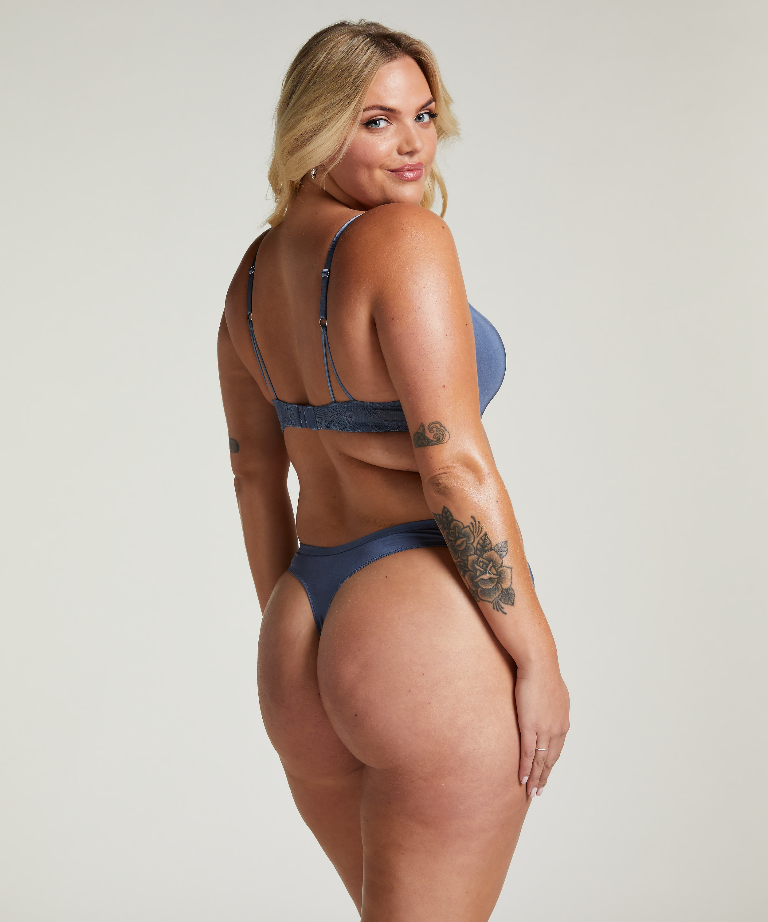 String Lea, Gris, main