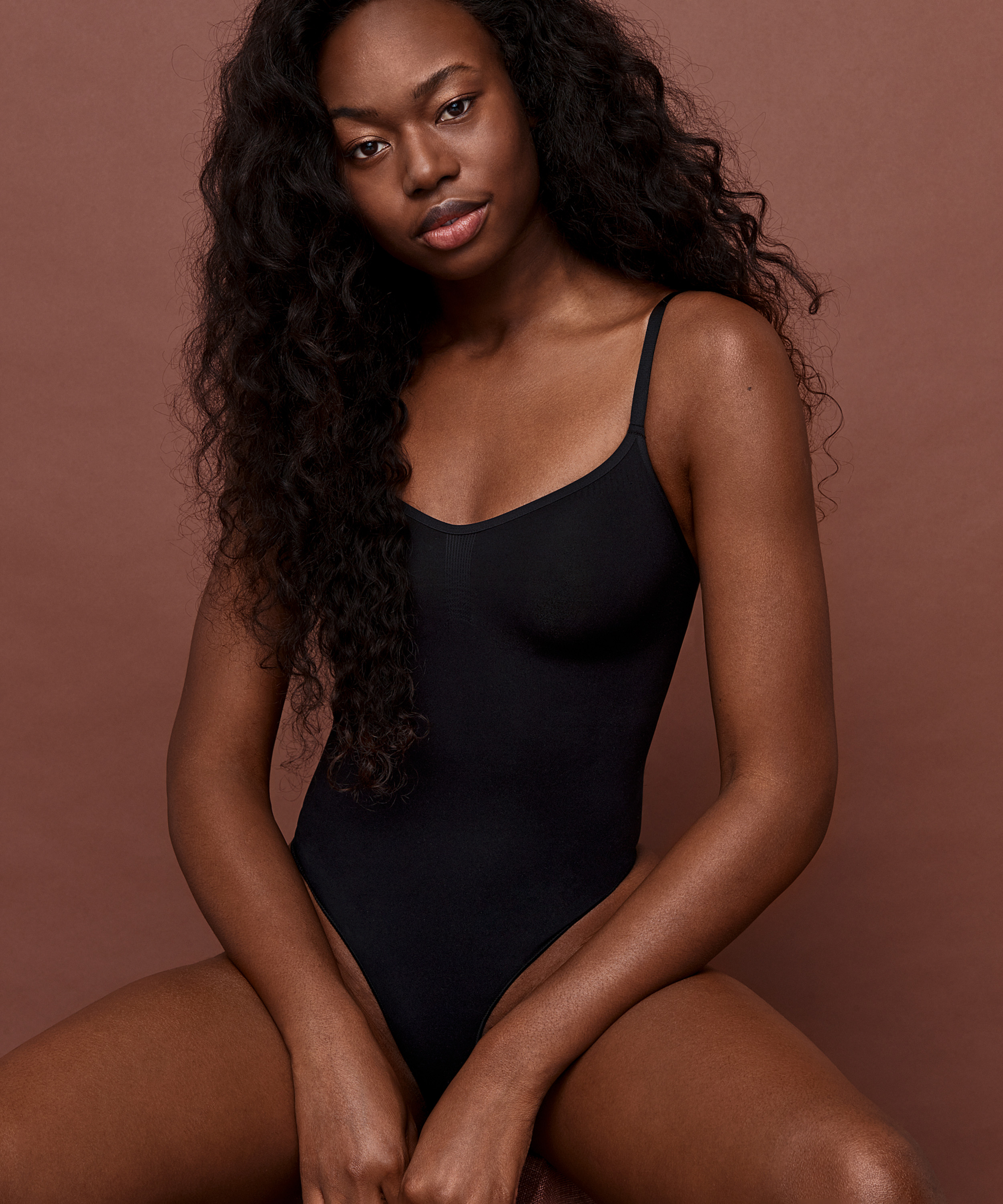 Body à jambe haute sans couture mise en forme, Noir, main