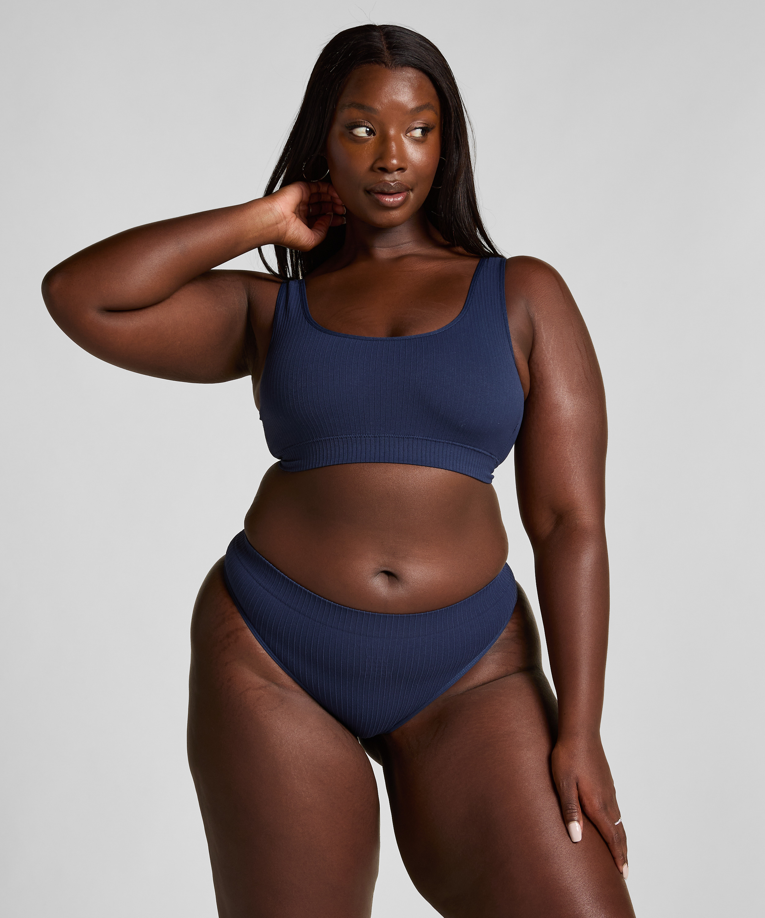 String échancré Dianne, Bleu, main