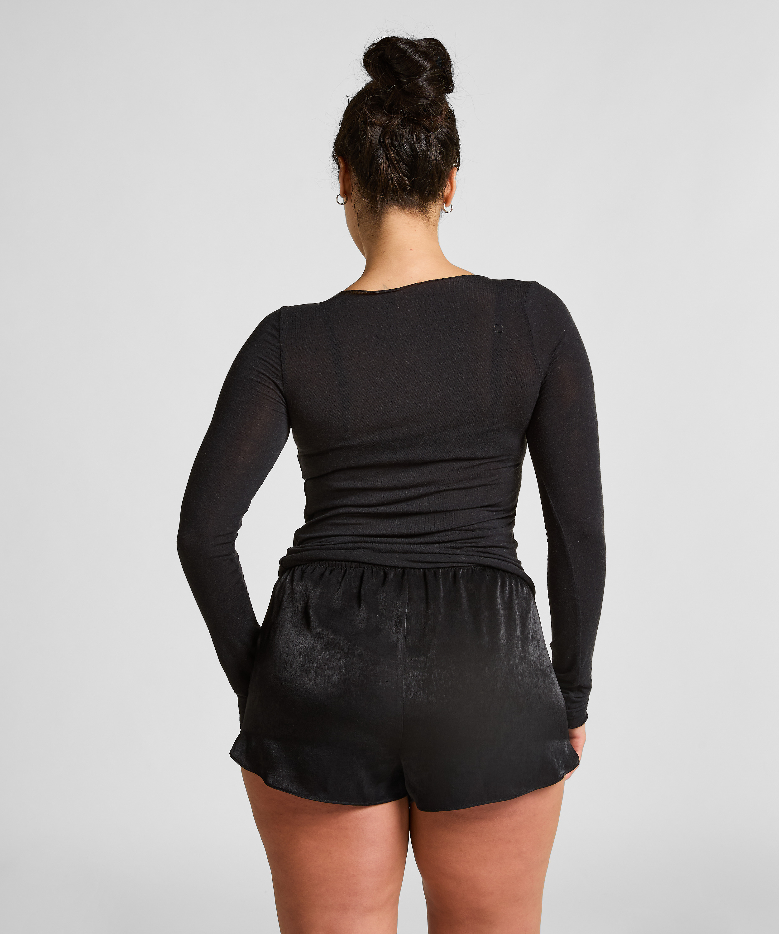 Short en satin Minimal, Noir, main