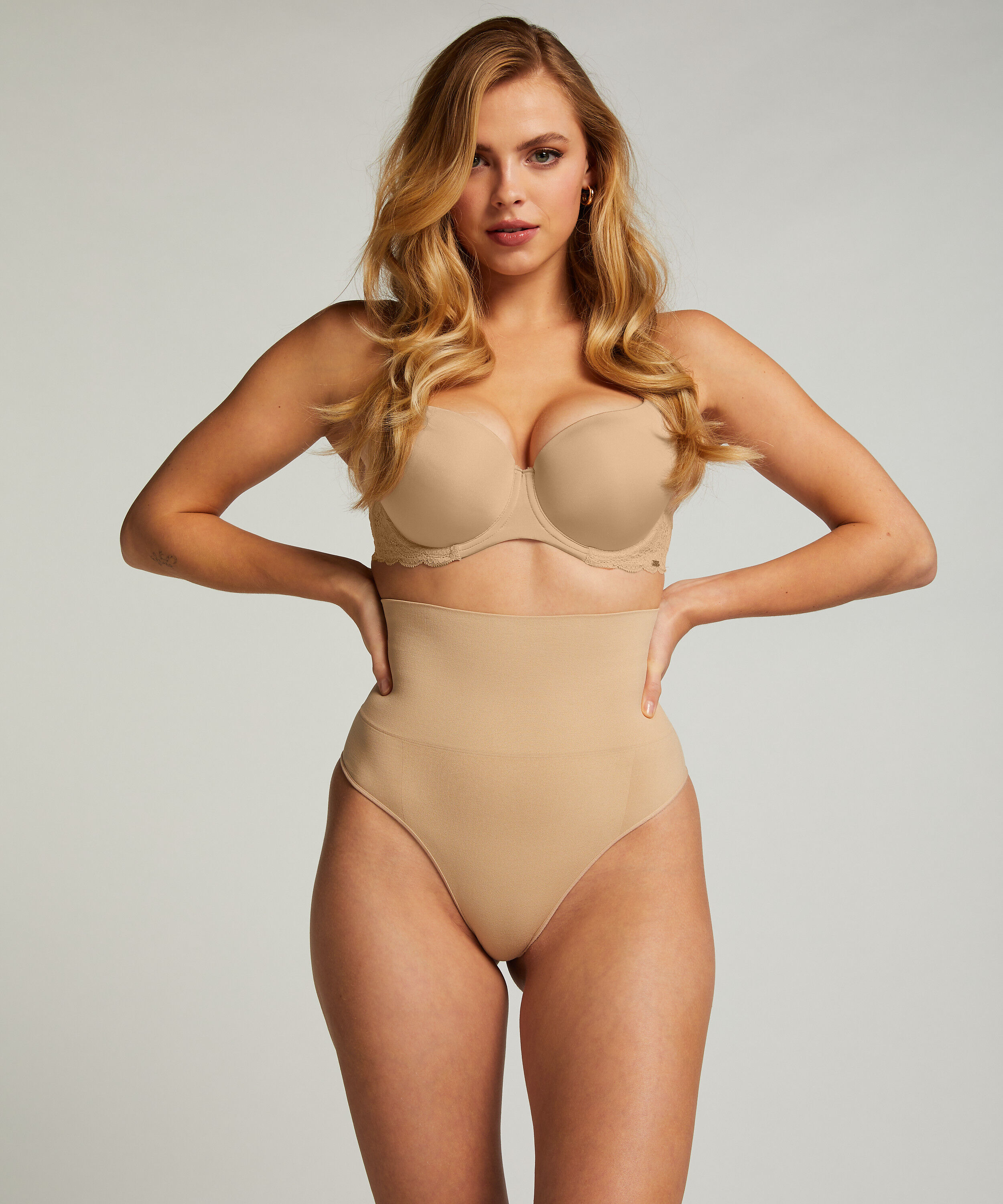 String raffermissant taille haute sans coutures, Beige