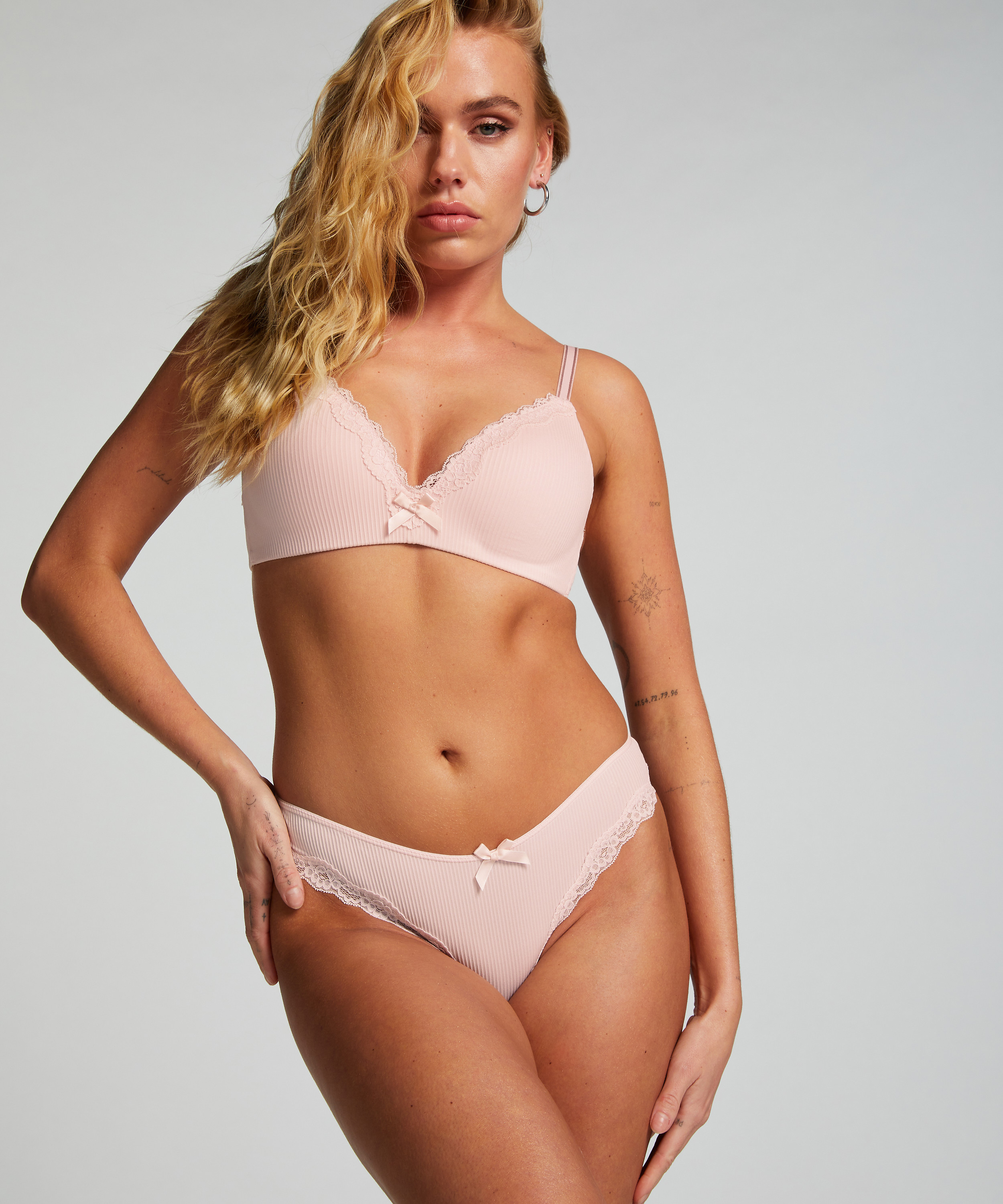Soutien-gorge sans armature préformé Lola, Rose, main