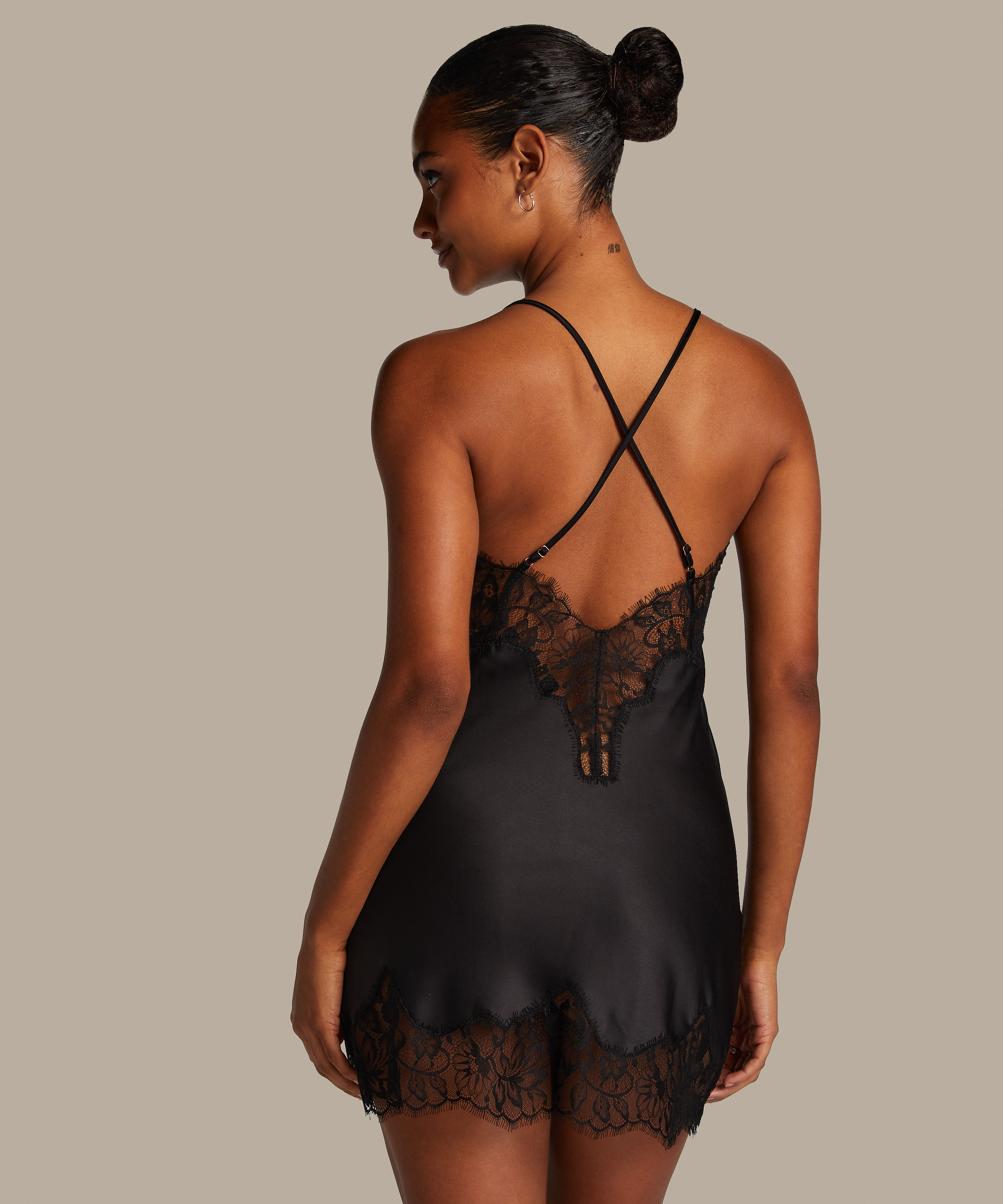 Déshabillé Valerie, Noir, main