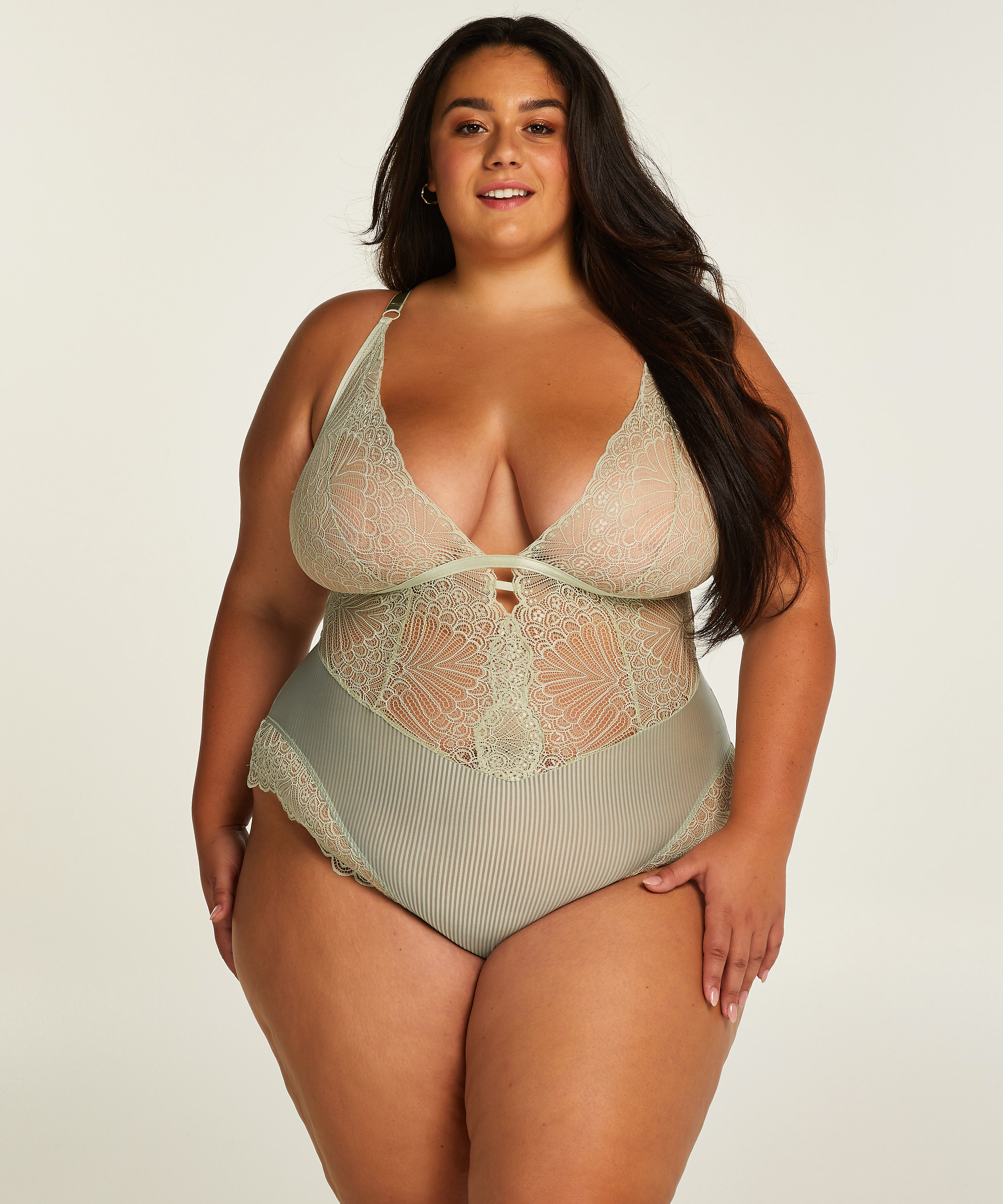 Body Naomi, Vert, main