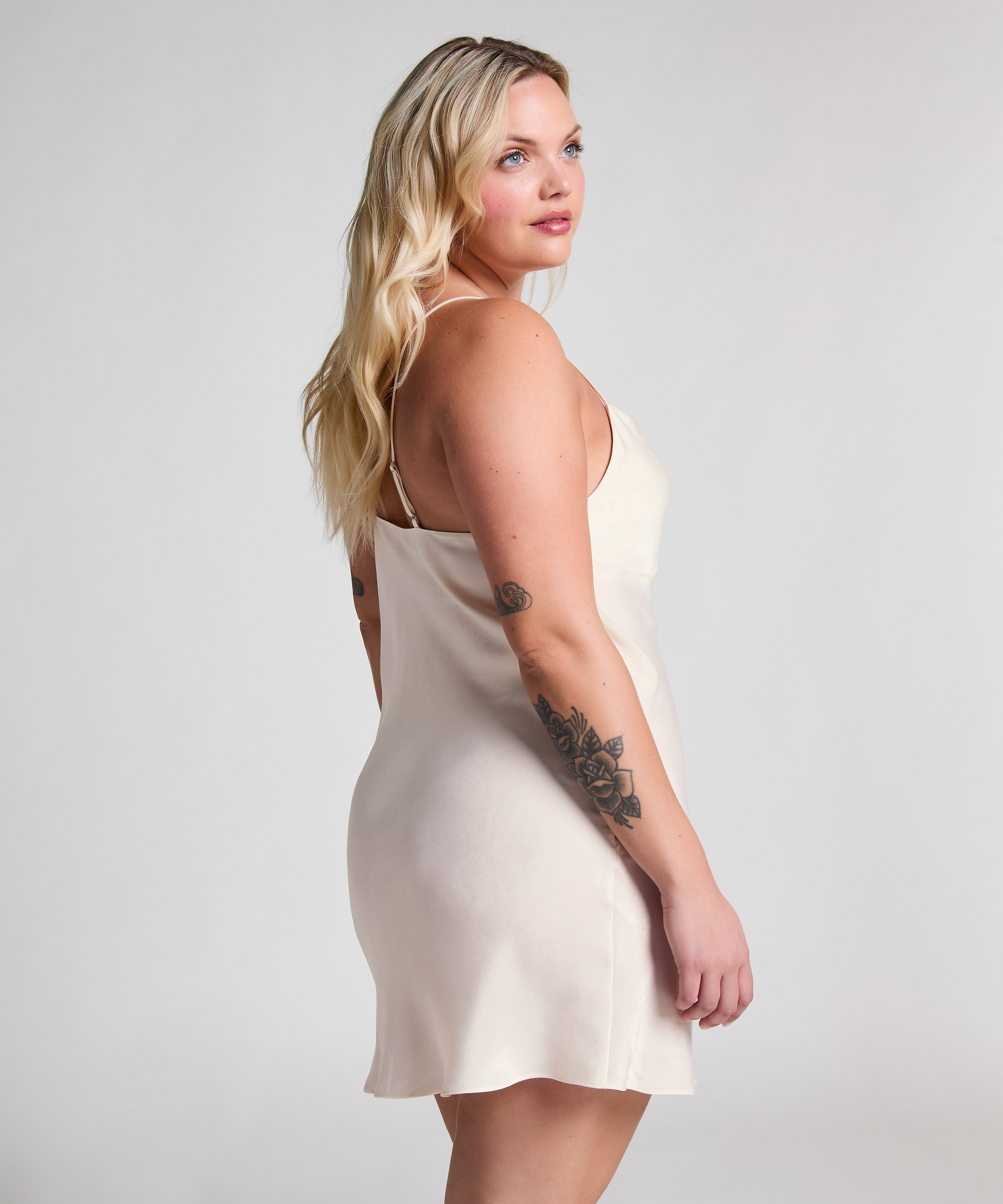 Robe nuisette en satin Minimal, Blanc, main