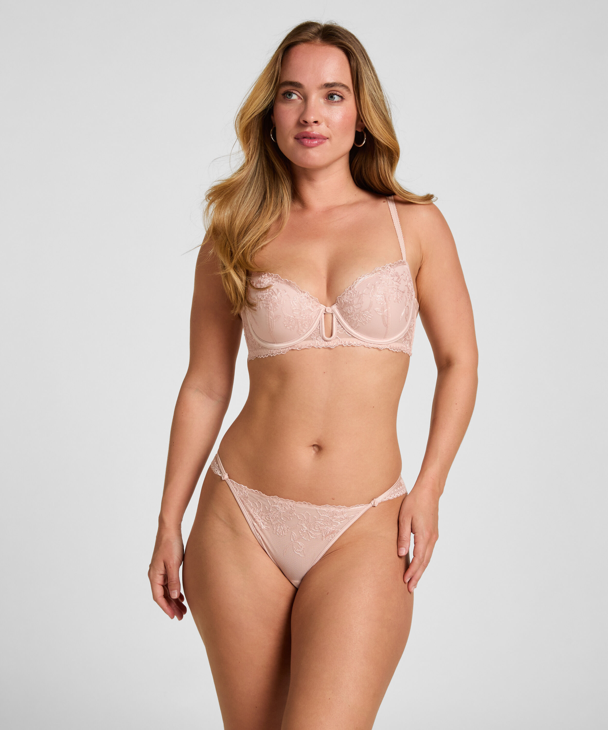 Brésilien Nola, Rose