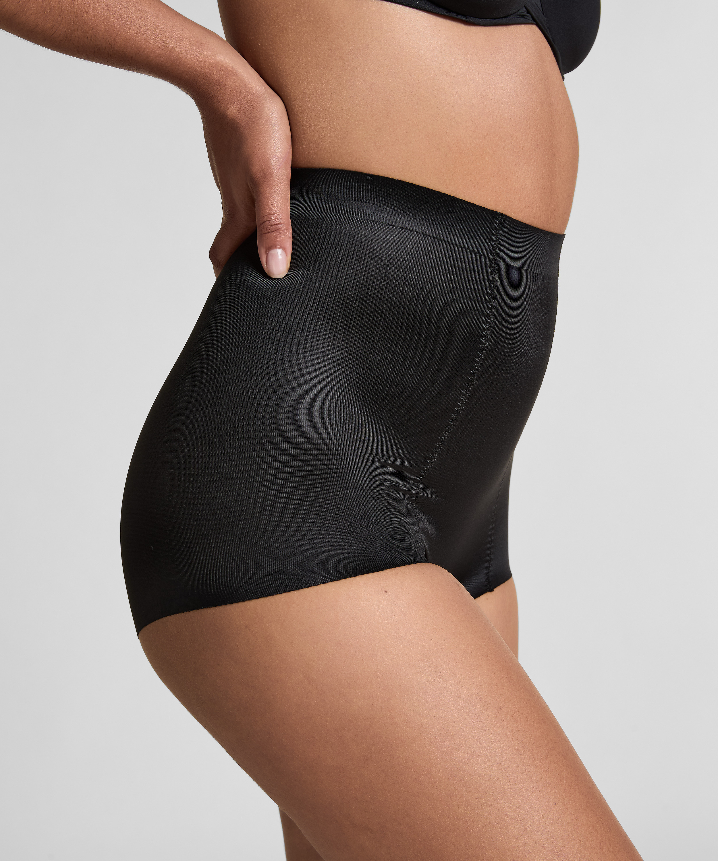 Culotte taille haute avec gaine sculptante en dentelle scuba, Noir, main