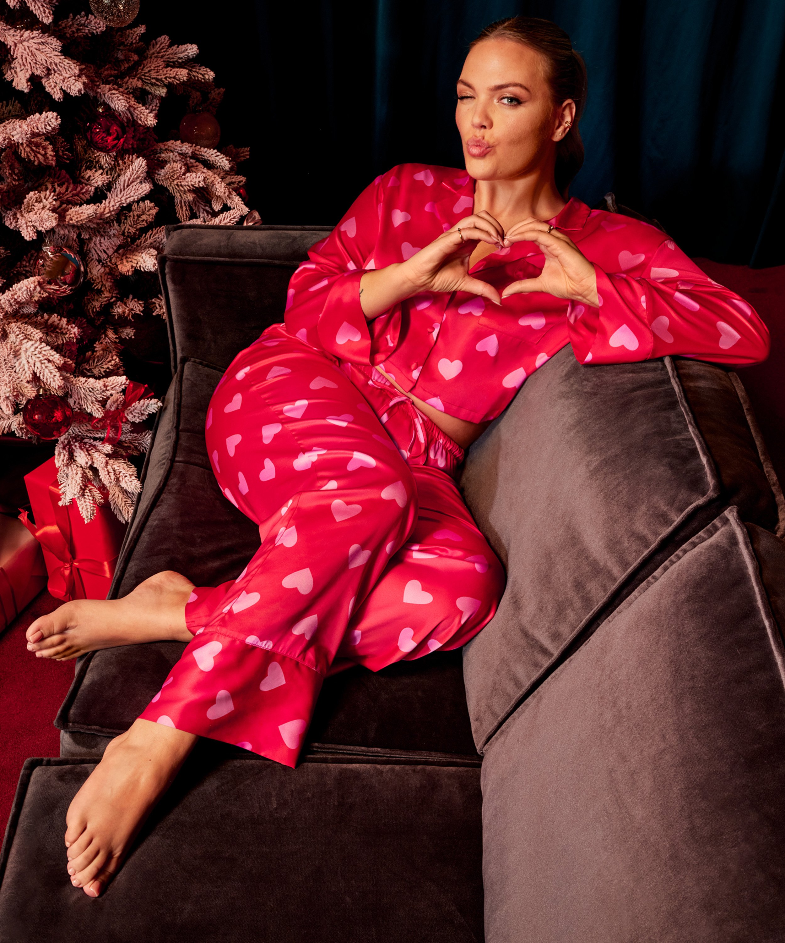 Pantalon Satin, Rouge, main