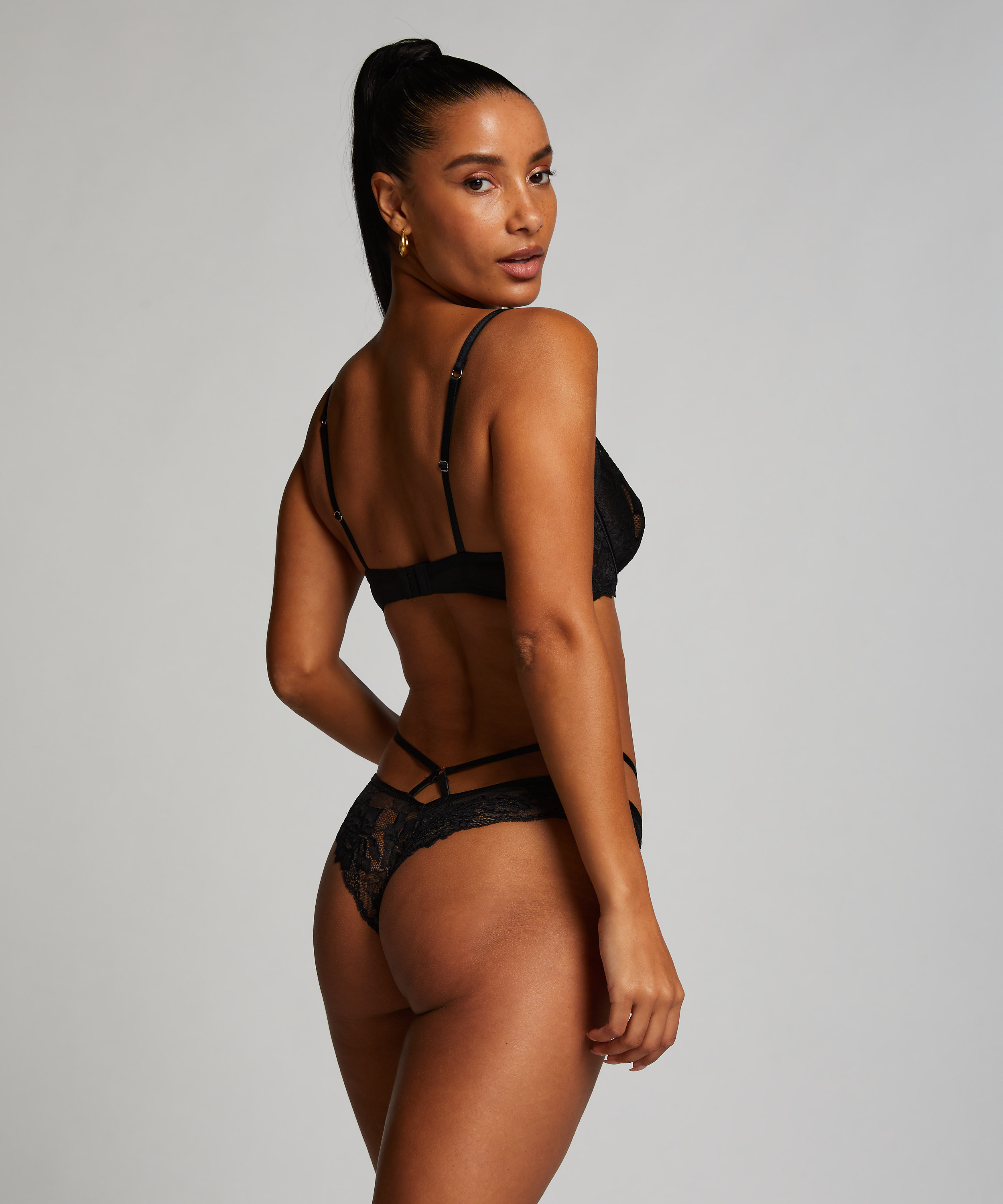 Slip br&eacute;silien ouvert Sosha, Noir, main