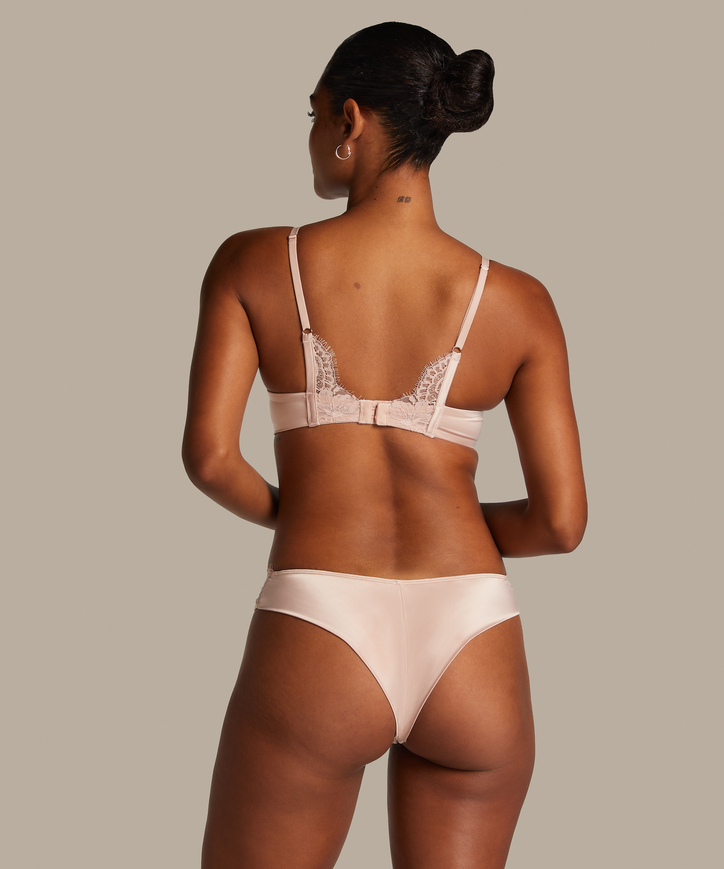 Soutien-gorge à armatures préformé Chalice, Rose, main