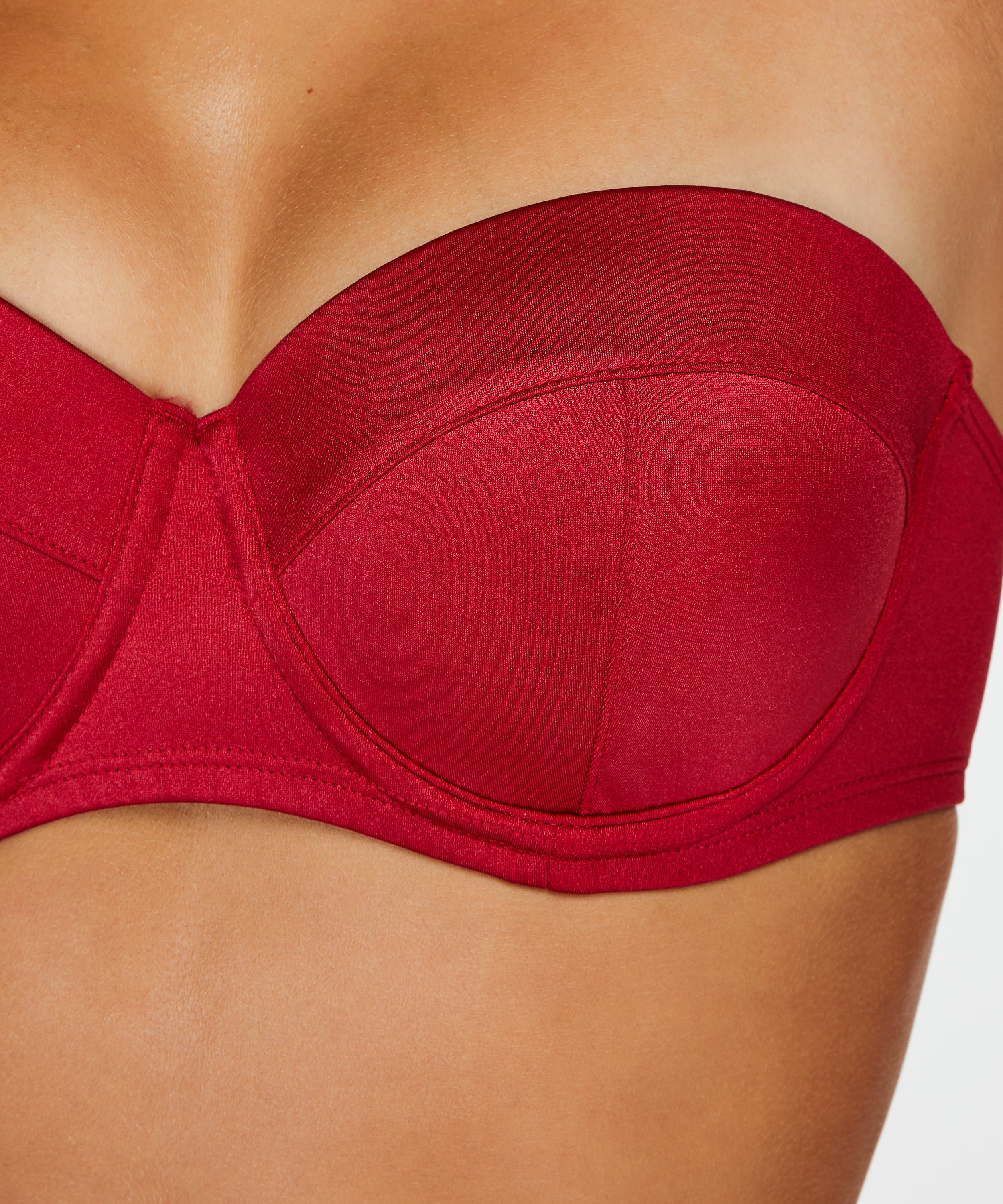 Haut de maillot de bain push-up rembourr&eacute; &agrave; armatures Lola, Rouge, main