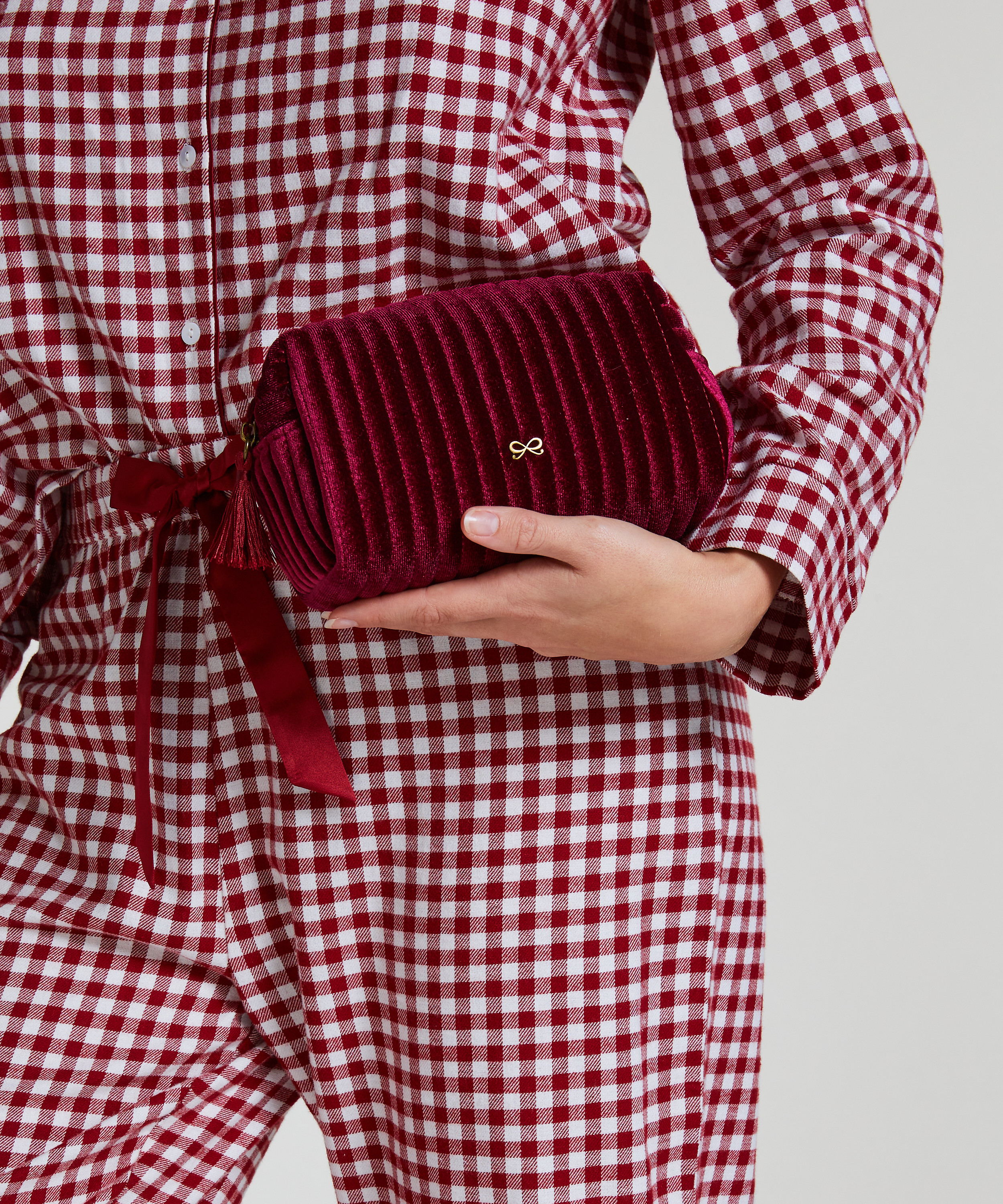 Trousse de maquillage, Rouge, main