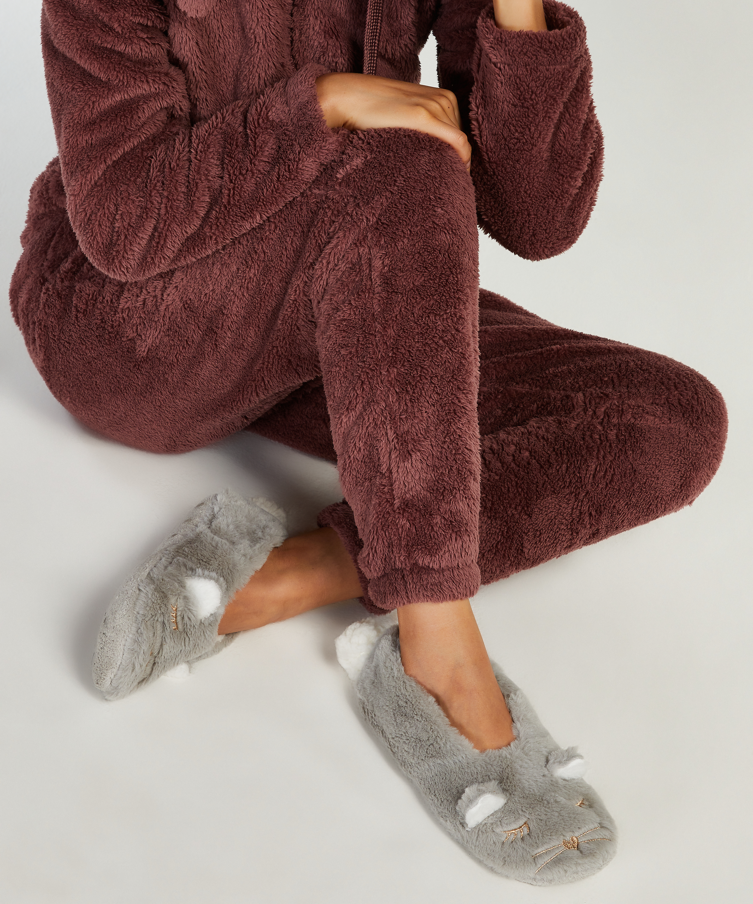 Chaussons, Gris, main