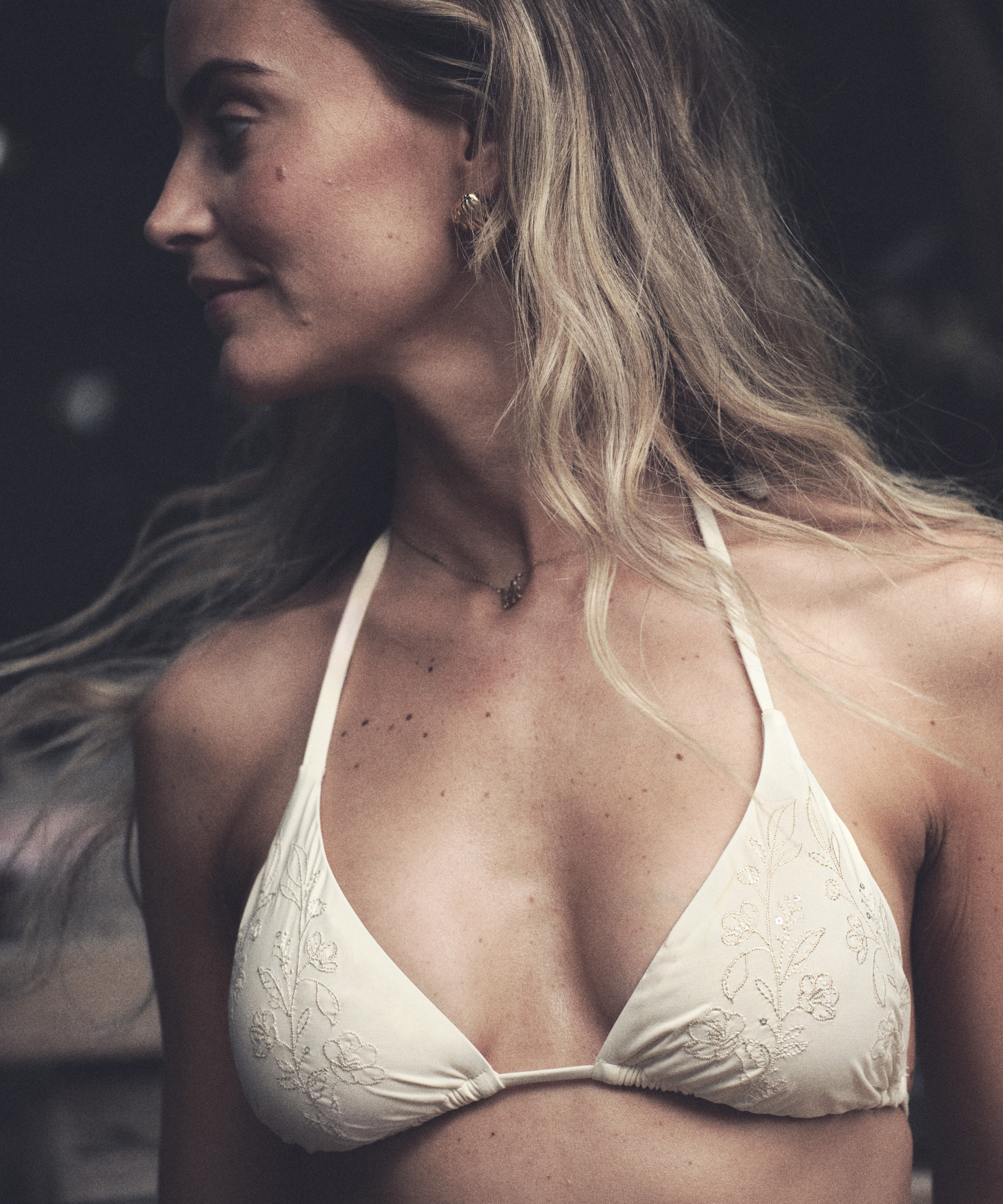 Haut de bikini triangle Giselle, Blanc, main