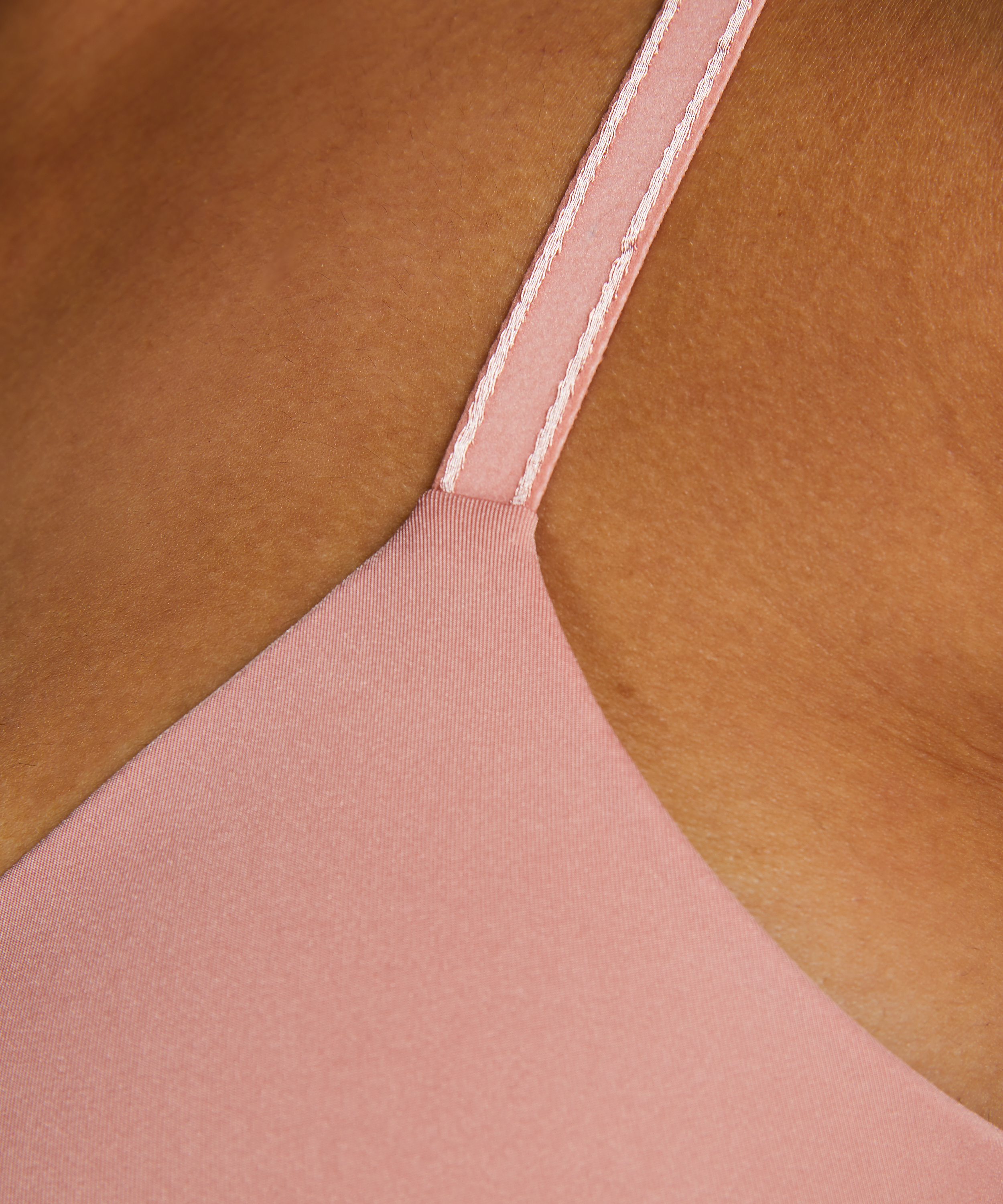 Soutien-gorge push-up préformé sans armatures Mona, Rose, main