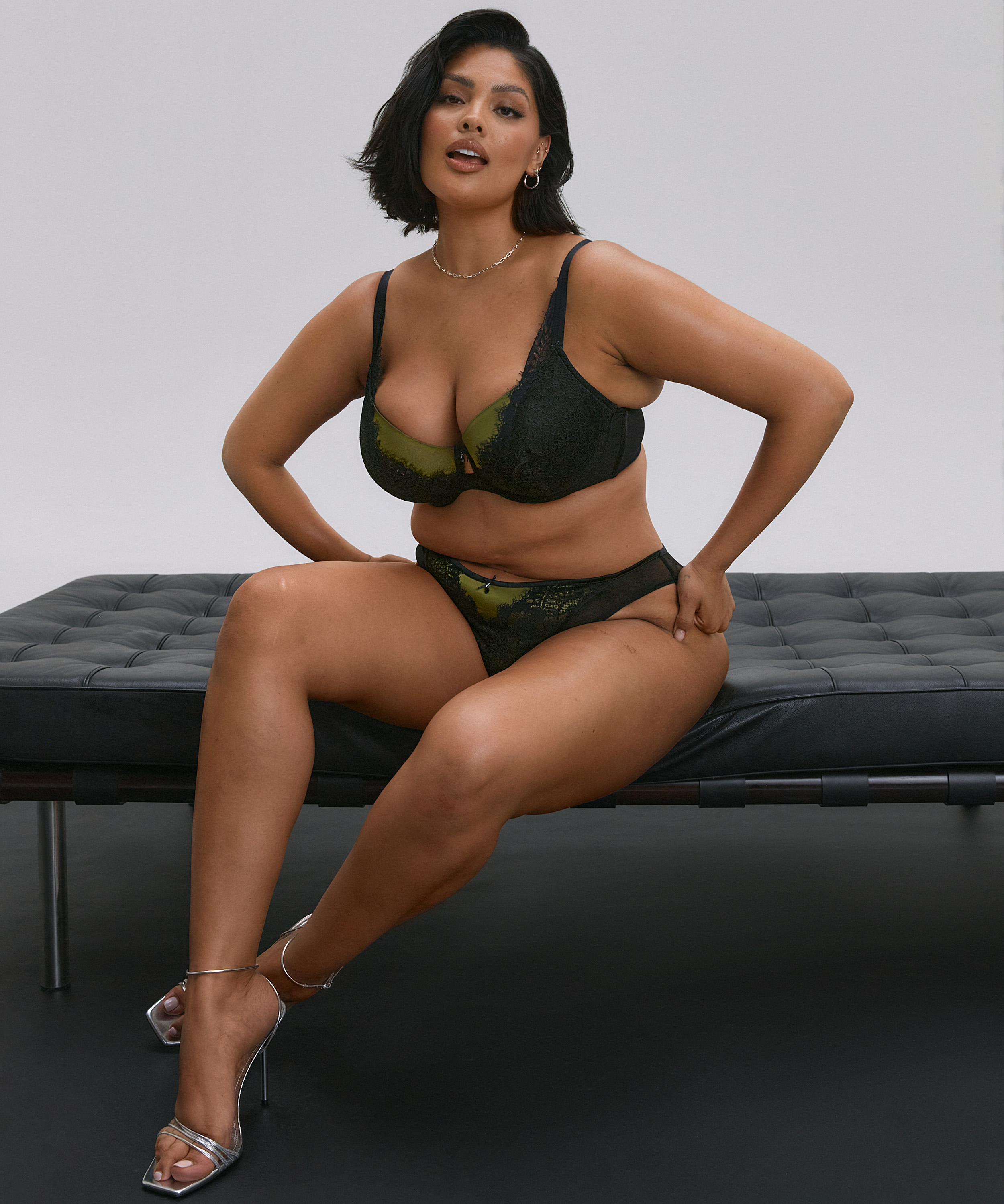 Slip brésilien Mirabella, Noir, main