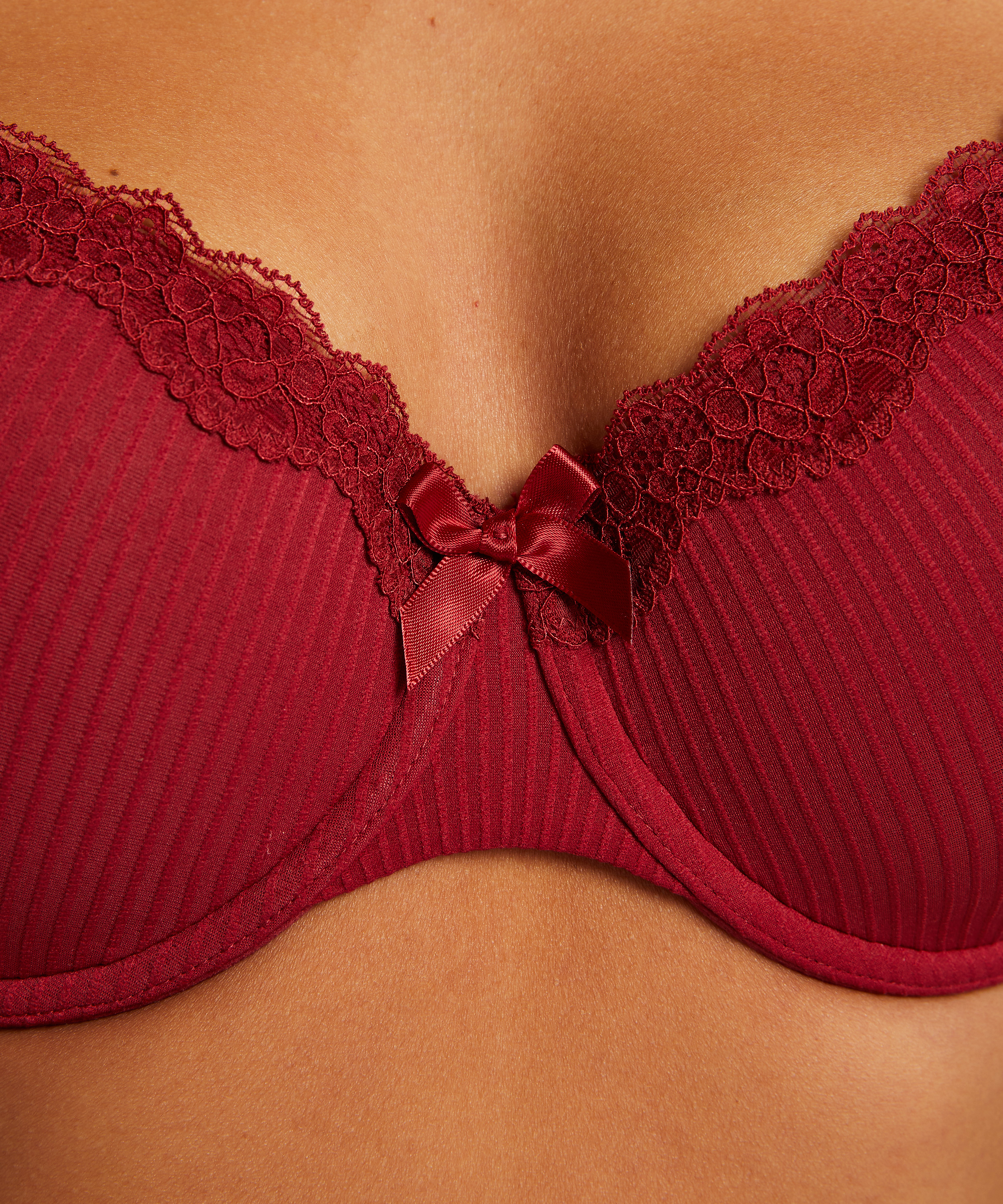 Soutien-gorge à armatures rembourré Lola, Rouge, main