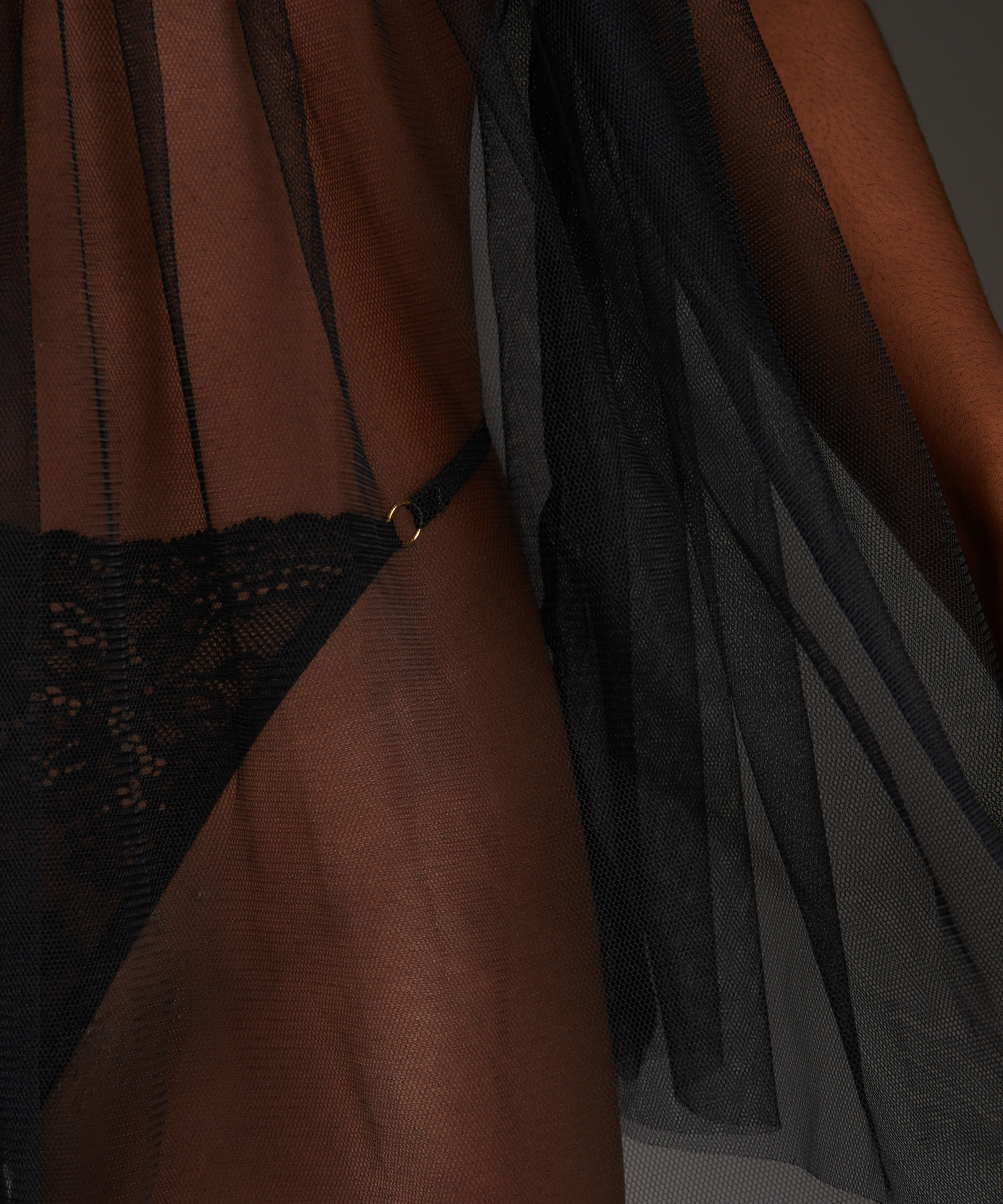 Nuisette Emily, Noir, main