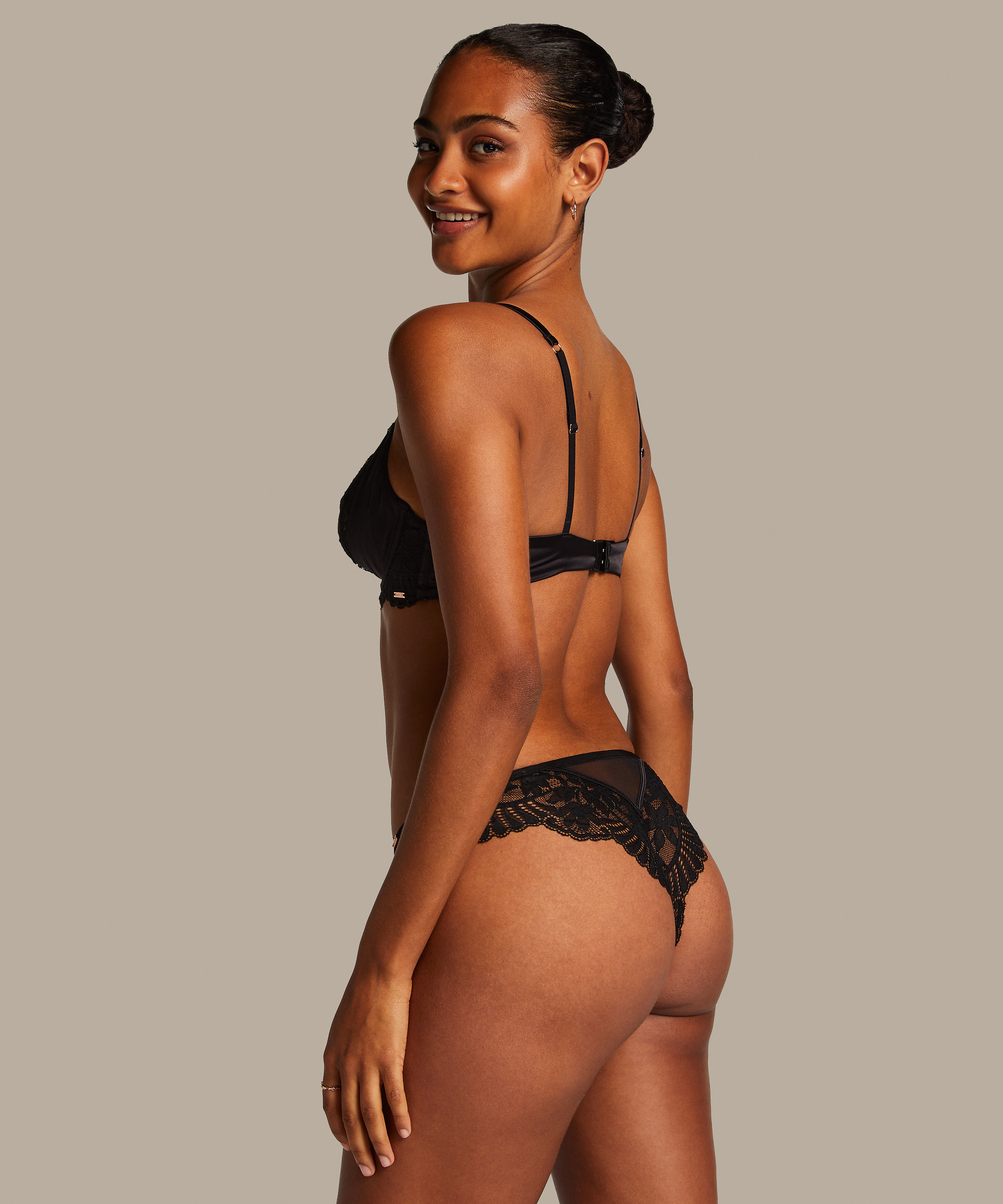 Soutien-gorge à armatures non-préformé Almendra, Noir, main