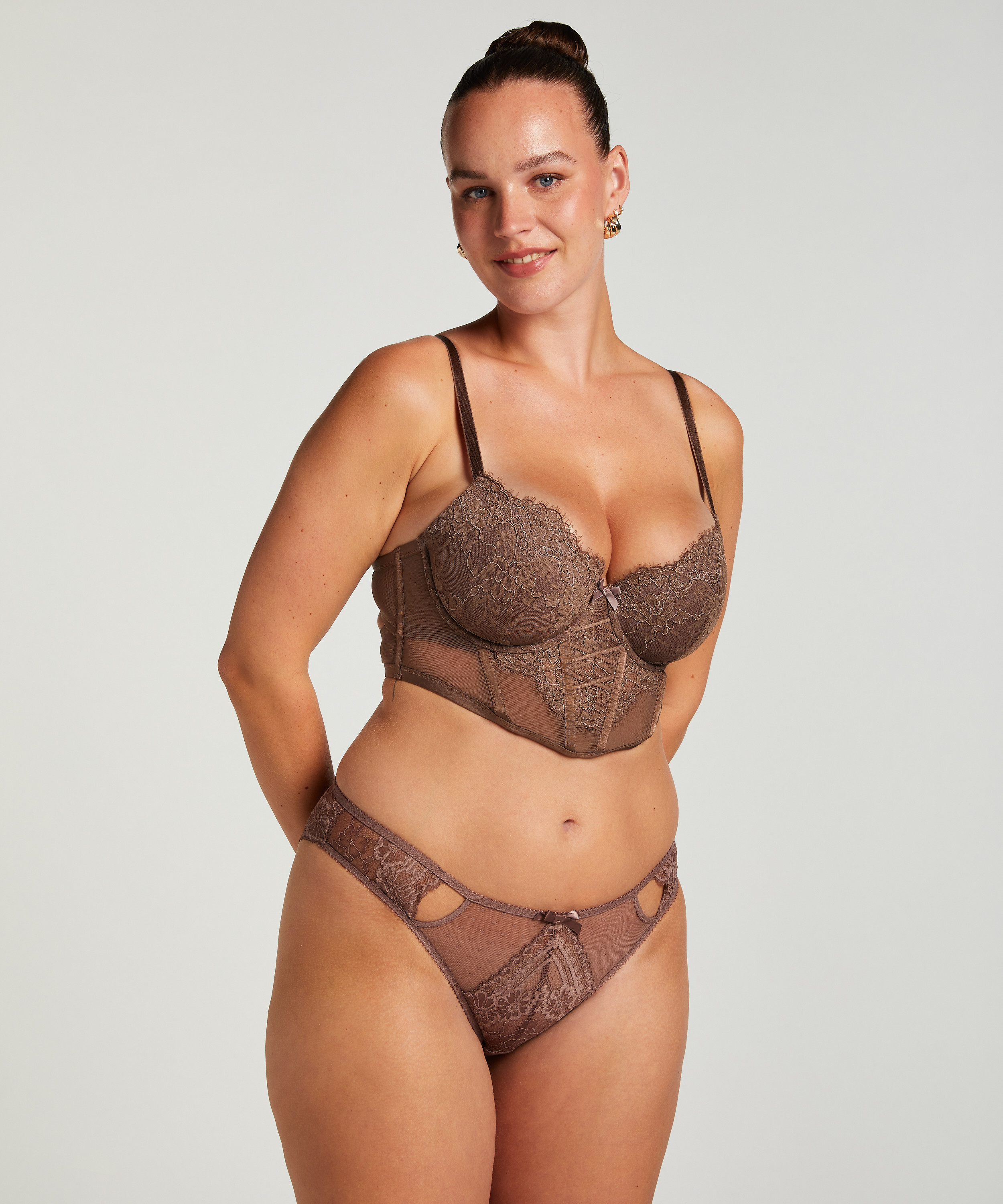 Slip brésilien Sylvie, marron, main