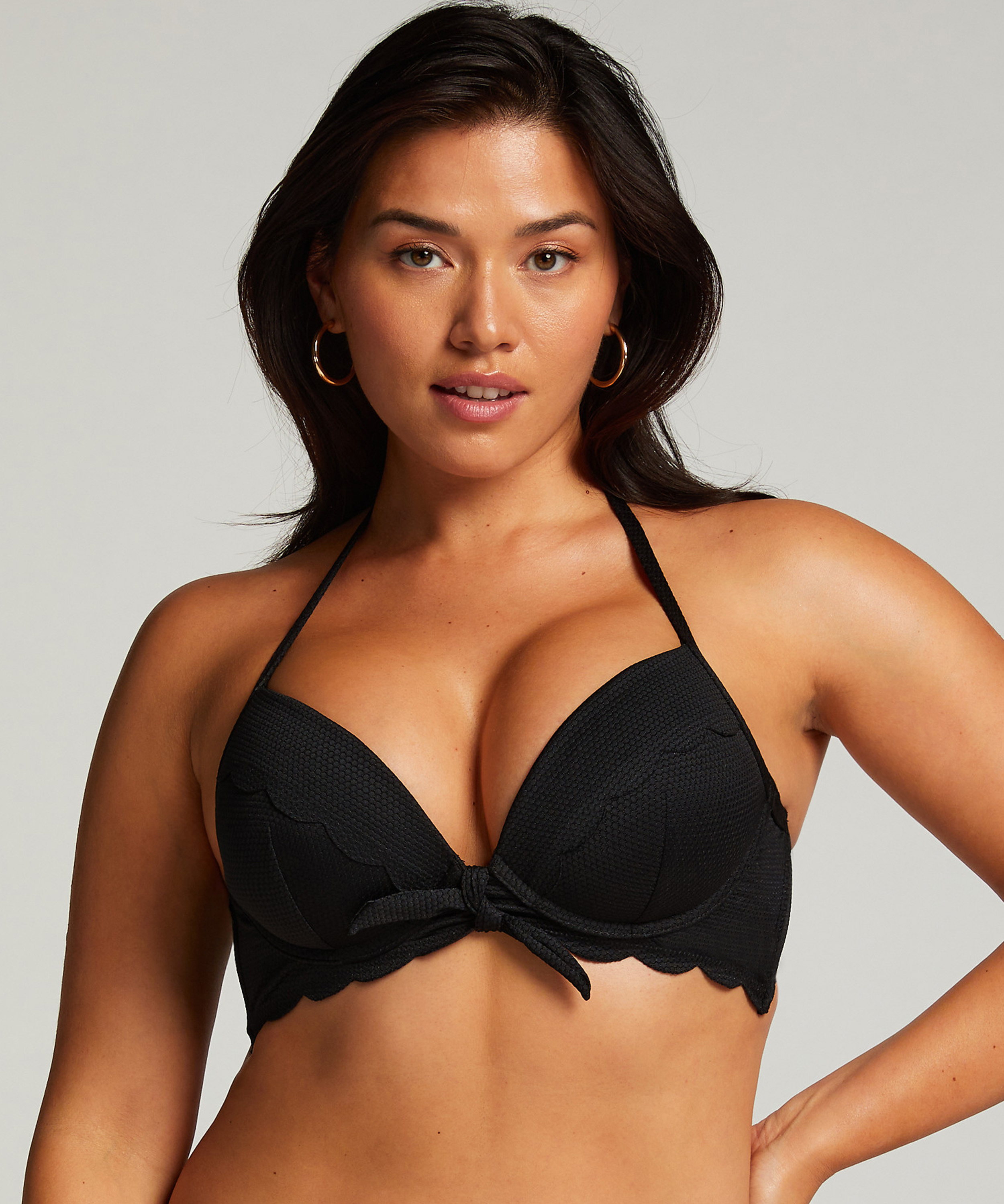 Haut de bikini à armatures à effet push-up préformé Scallop Taille A - E, Noir, main