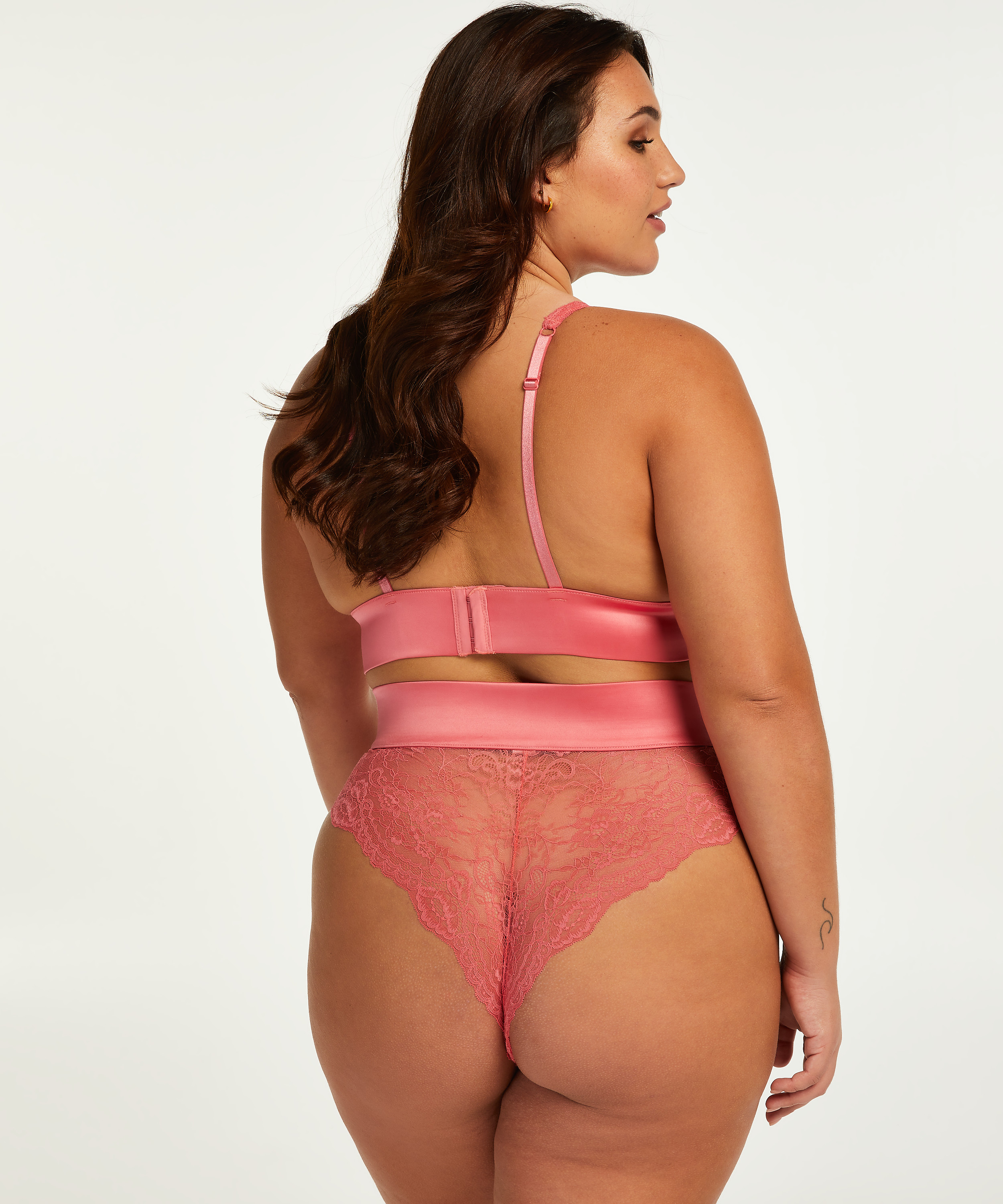 Slip brésilien taille haute Iyana, Rose, main