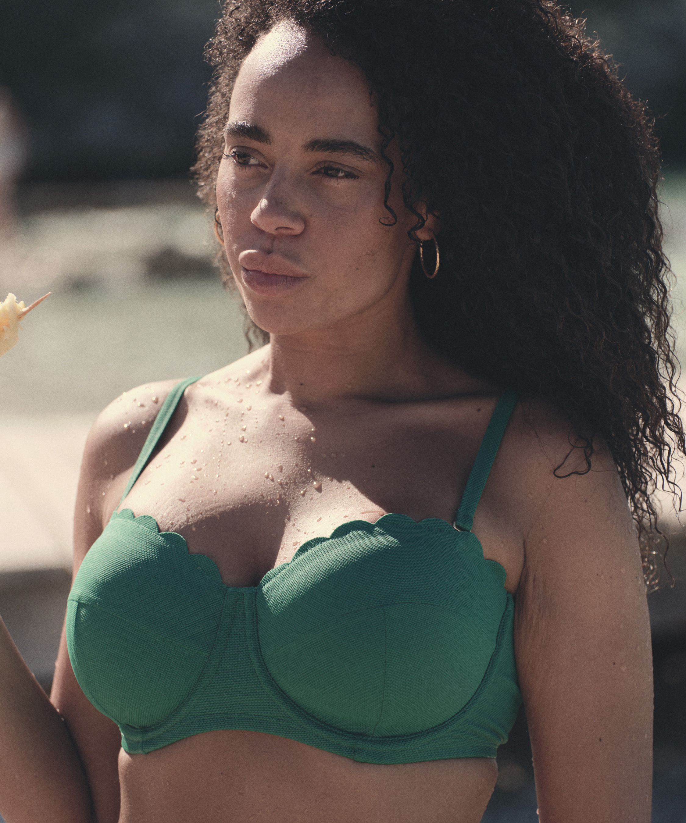 Haut de bikini sans bretelles préformé à armatures Scallop Taille E +, Vert, main