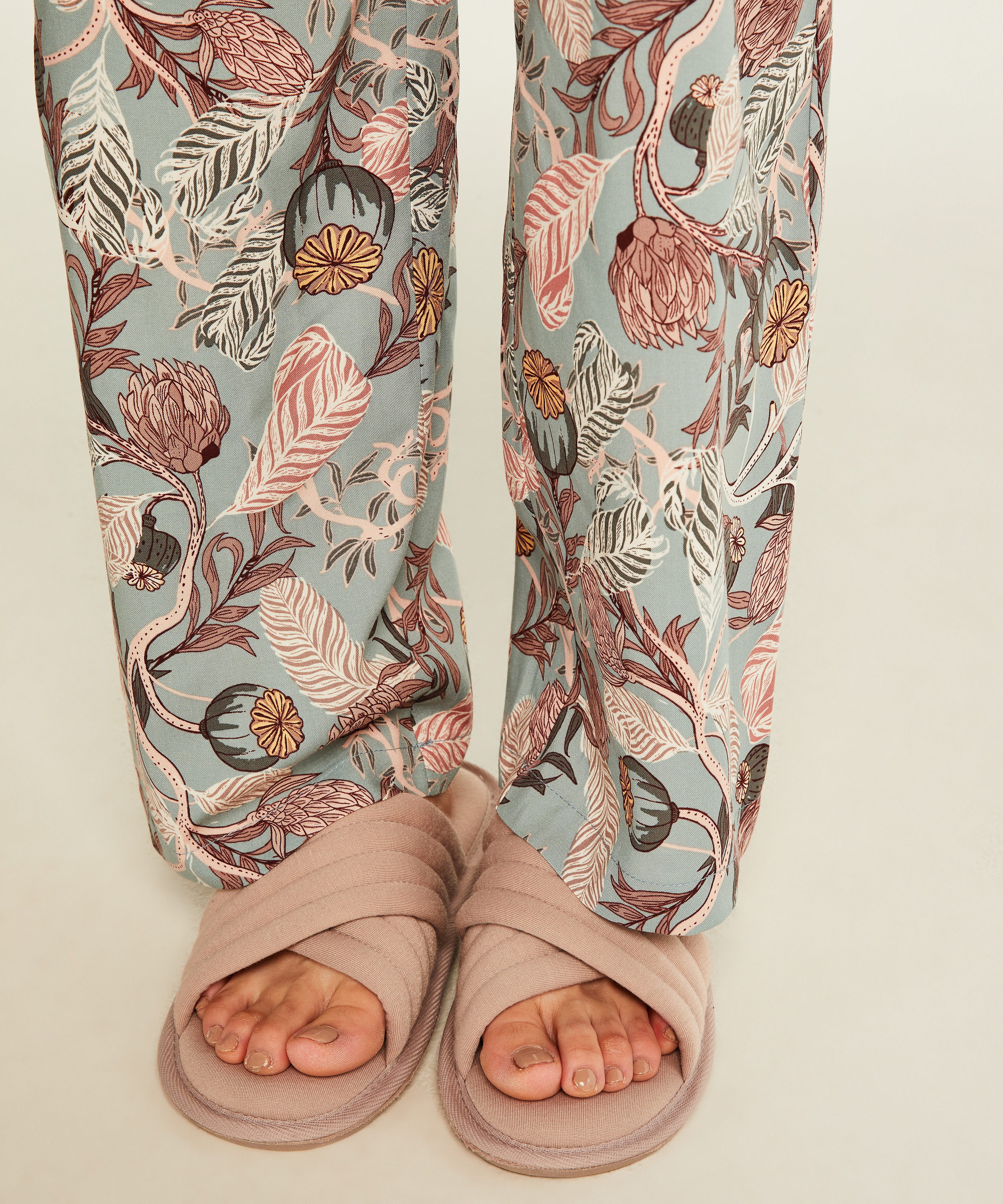 Tongs Mani, Rose, main