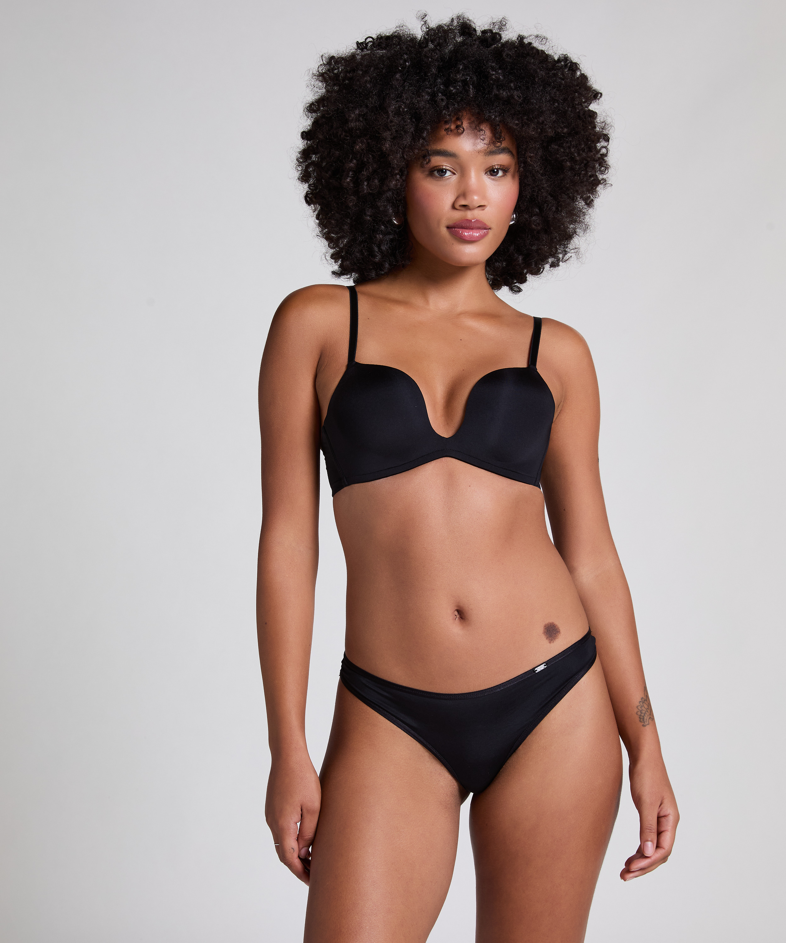 Soutien-gorge à armatures préformé push-up Deep-V, Noir, main