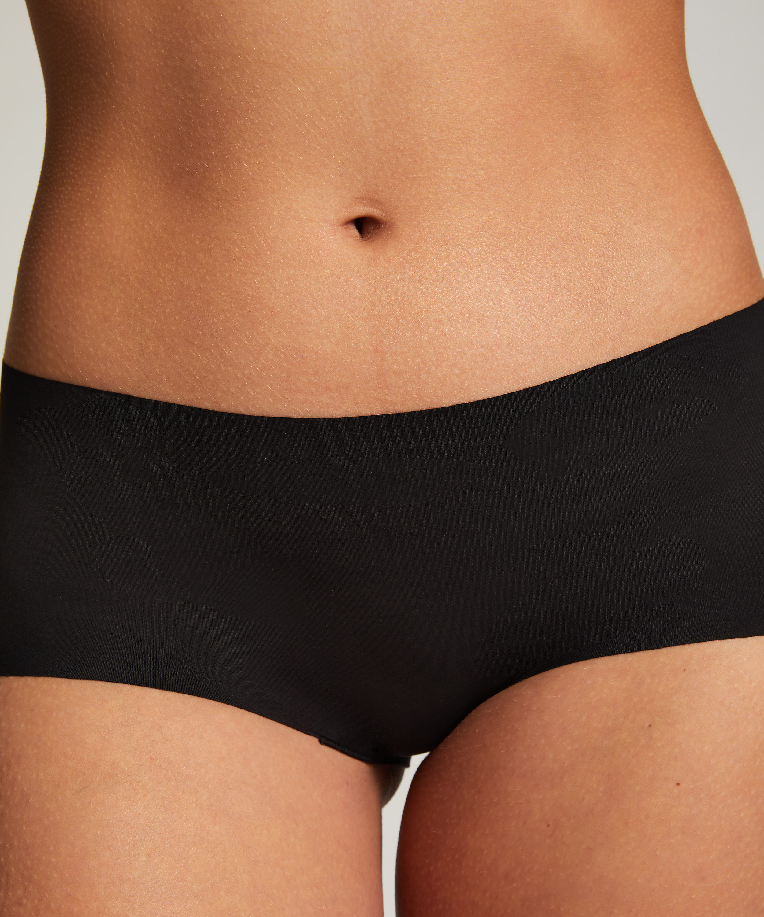 Short Invisible, Noir, main